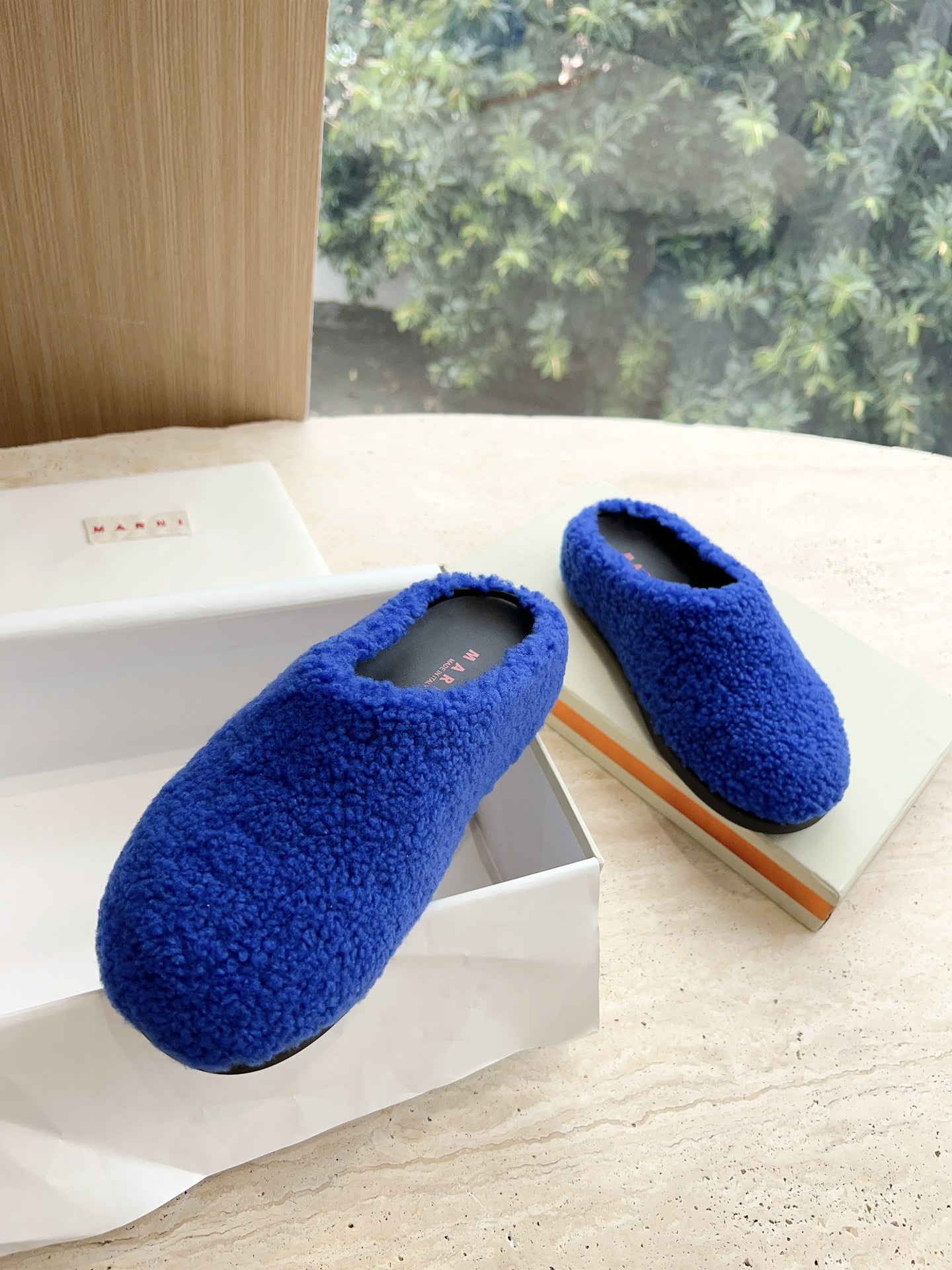 Stylish Red Sandals with Lamb Fur and Non-Slip Sole in Various Sizes - 图片 2