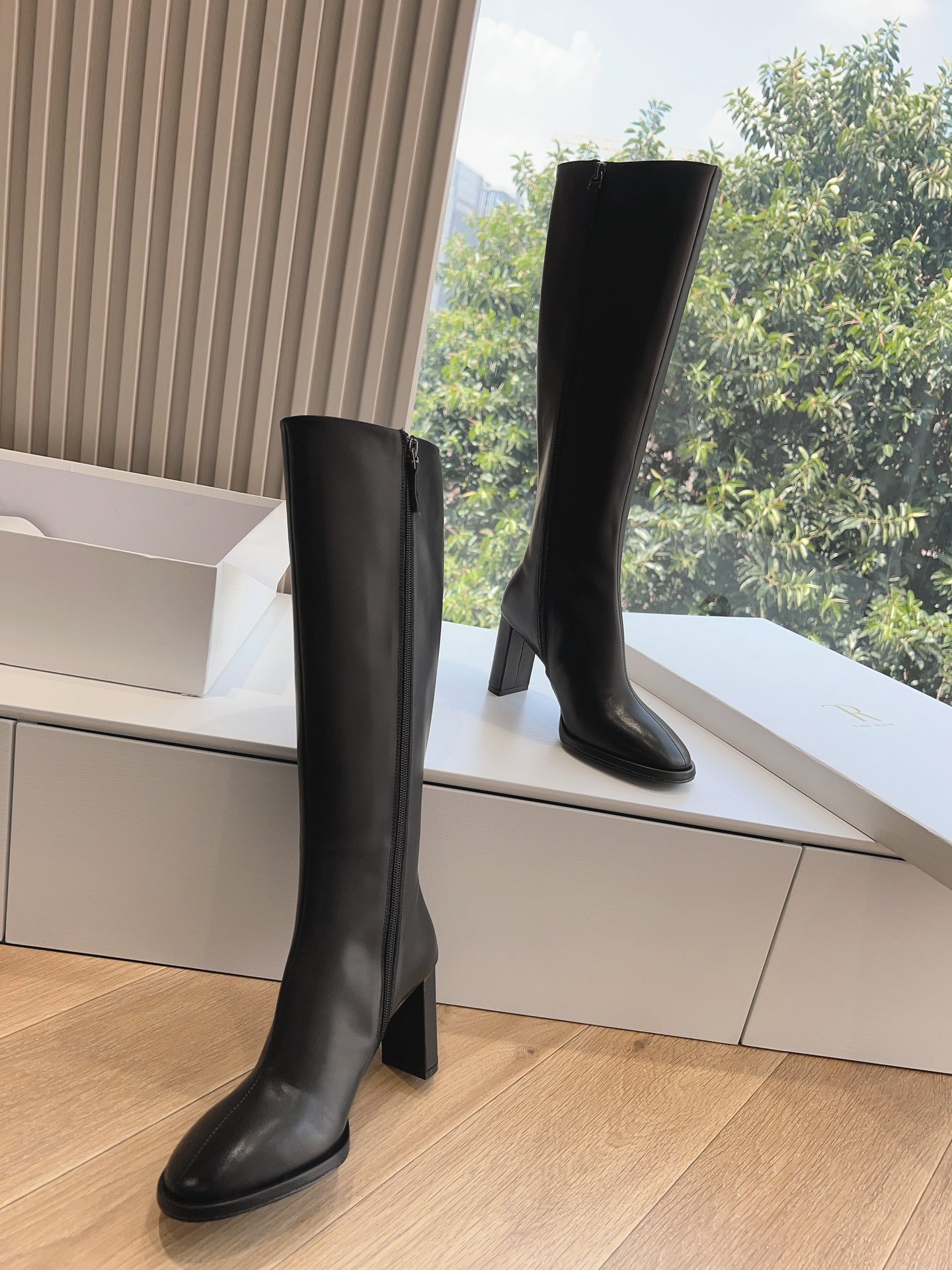 Fashionable Short Boots with Bulls’ Skins for Fall: Stylish and Durable Design - 图片 4