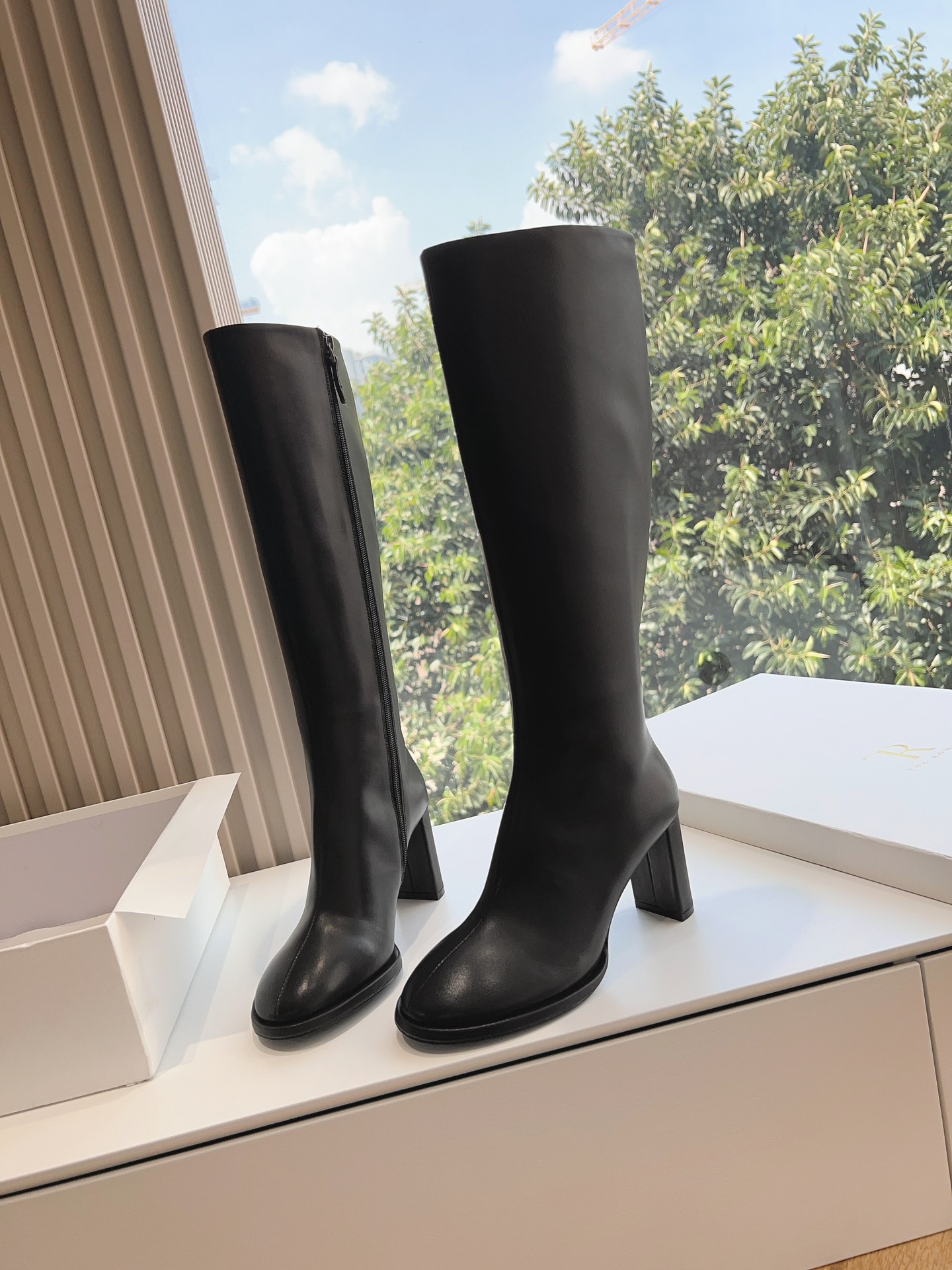 Fashionable Short Boots with Bulls’ Skins for Fall: Stylish and Durable Design - 图片 2