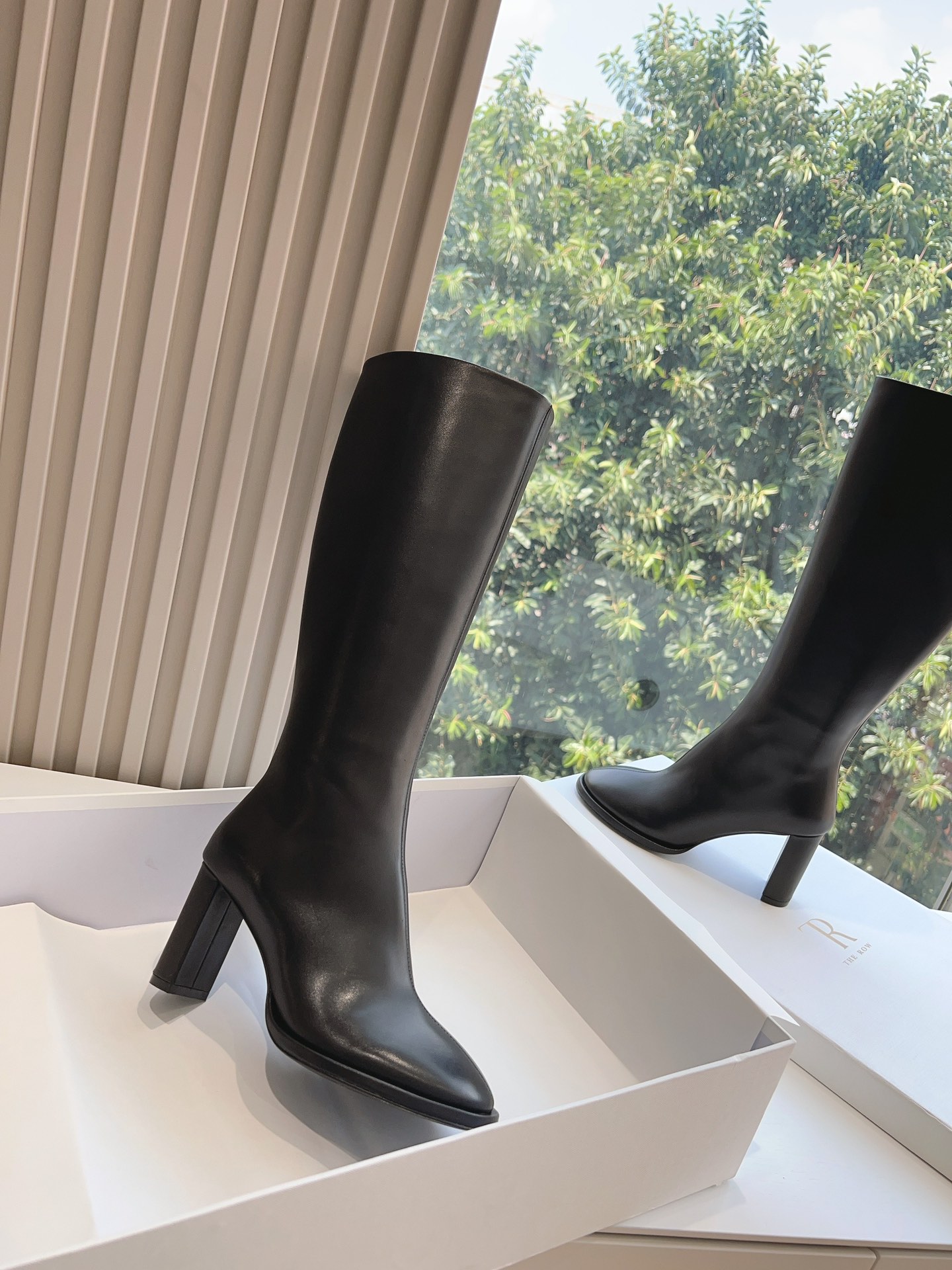 Fashionable Short Boots with Bulls’ Skins for Fall: Stylish and Durable Design - 图片 6