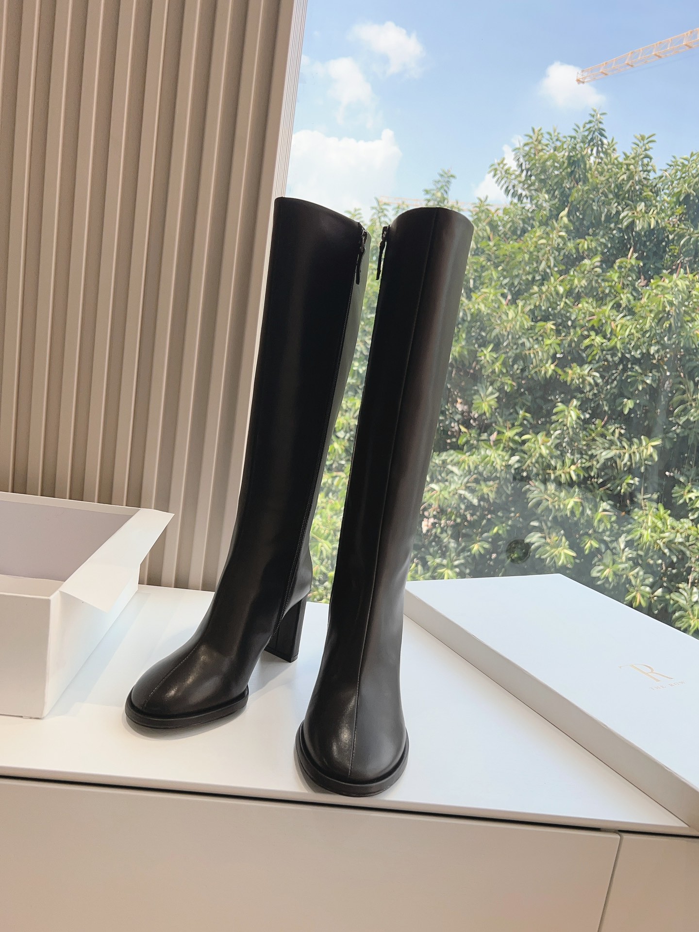 Fashionable Short Boots with Bulls’ Skins for Fall: Stylish and Durable Design