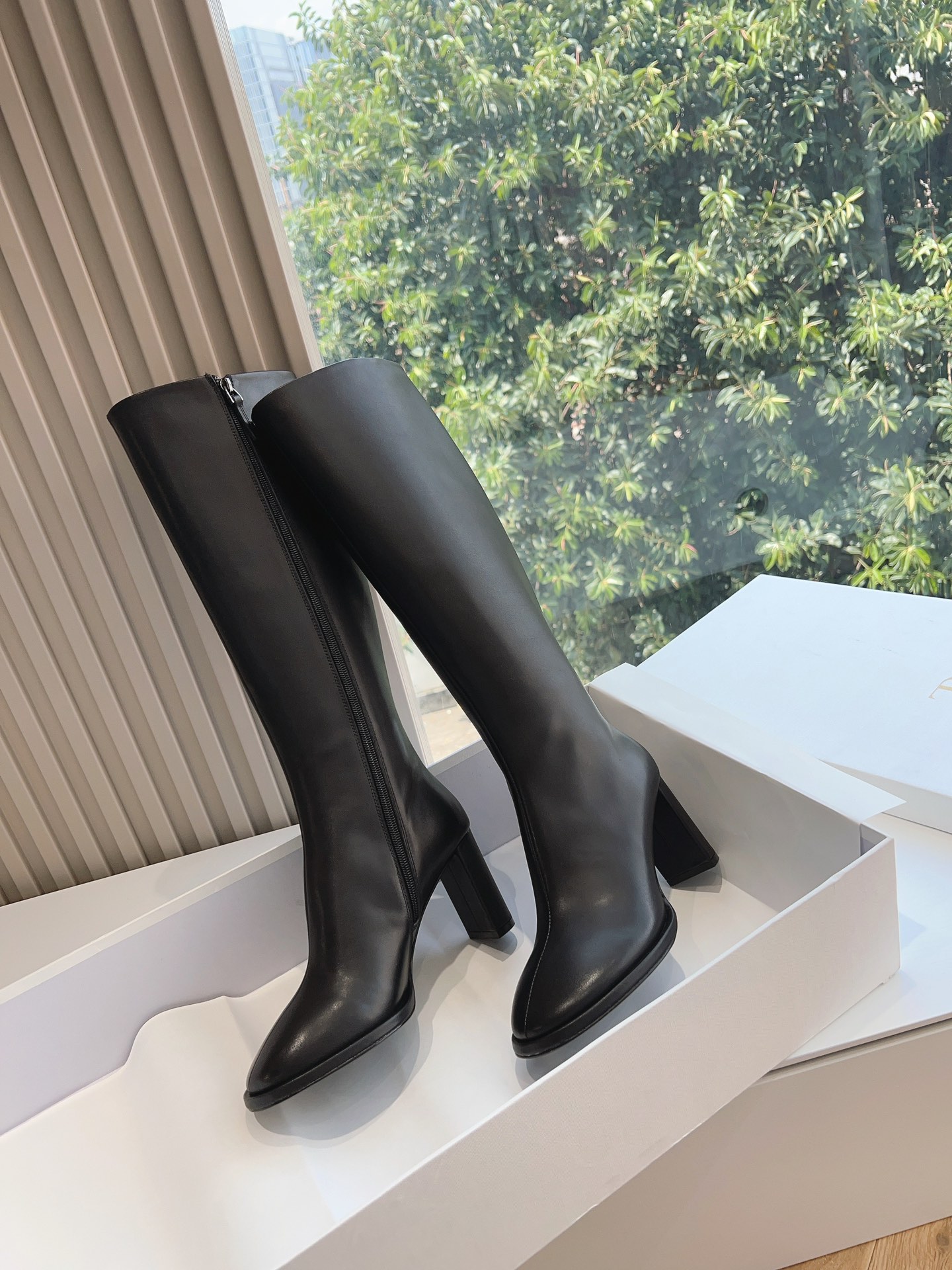Fashionable Short Boots with Bulls’ Skins for Fall: Stylish and Durable Design - 图片 5