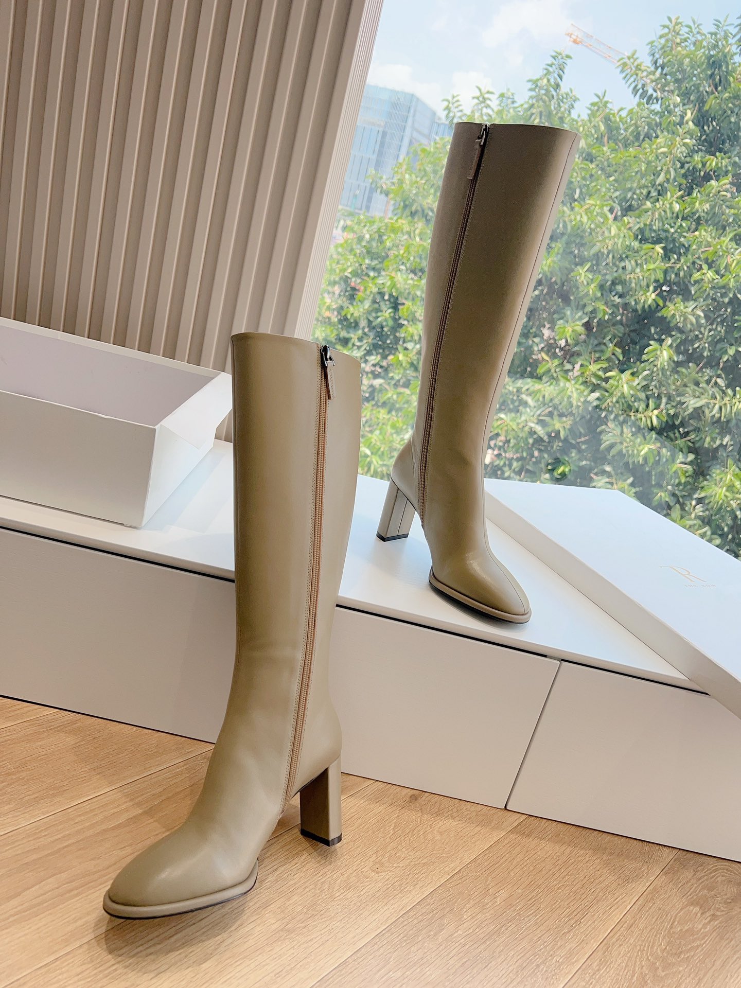 Fashionable Short Boots with Bulls’ Skins for Women – Fall Collection Highlights - 图片 4