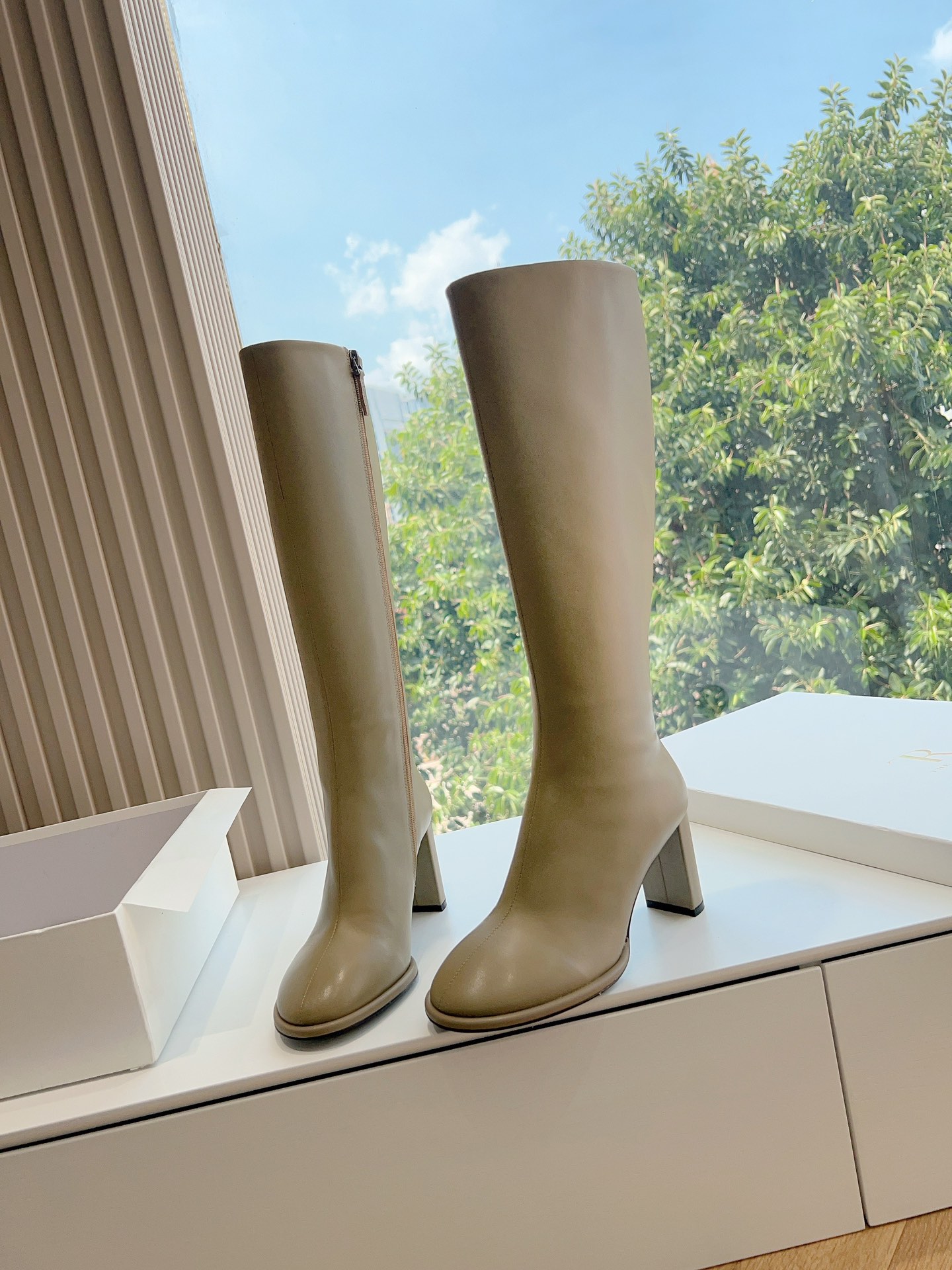 Fashionable Short Boots with Bulls’ Skins for Women – Fall Collection Highlights - 图片 2