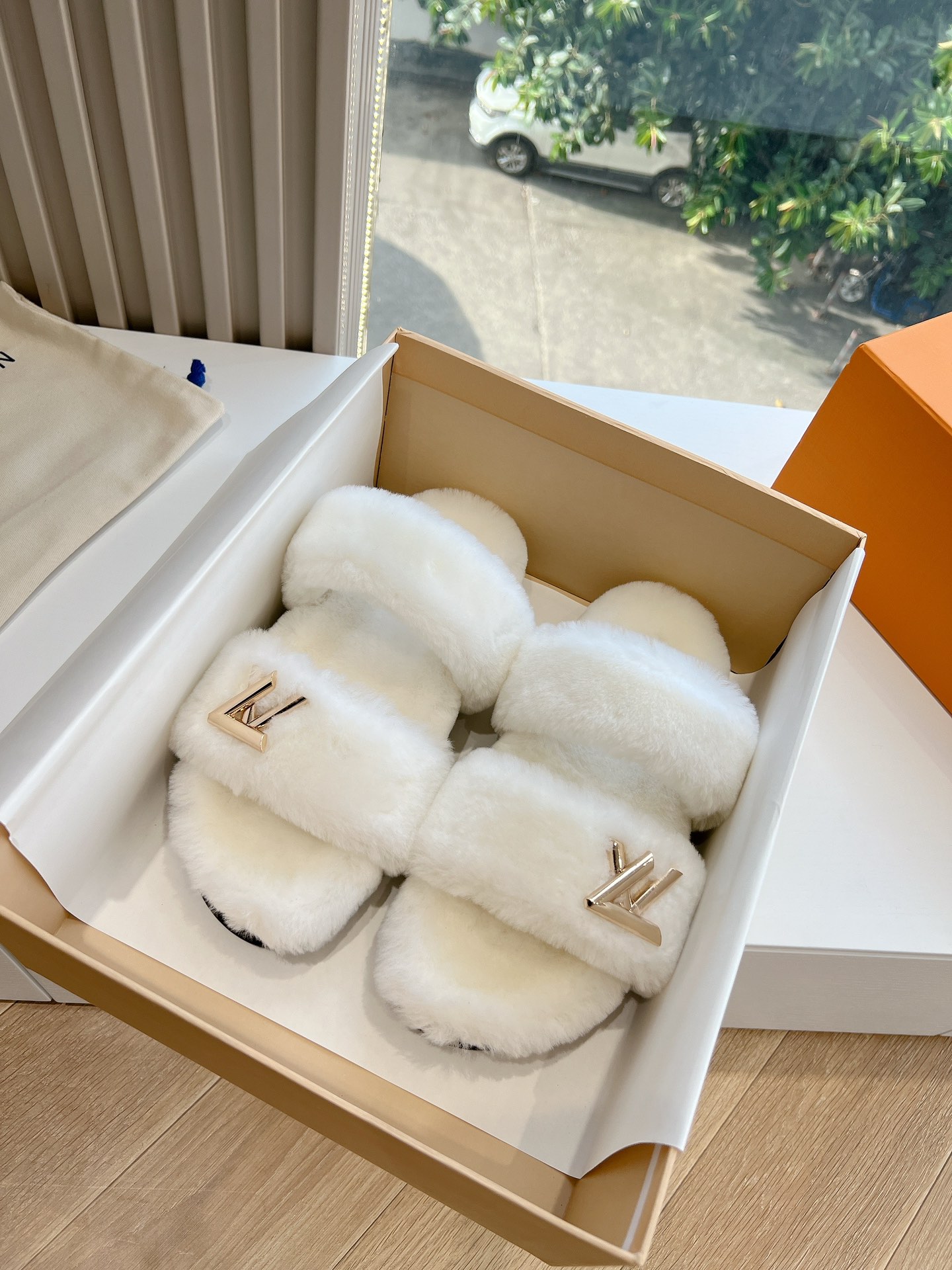 NO:461533,(Top version) Louis vuitton lv fur drag Limited version of full lamb fur home hotel slippers Fur slippers top quality lamb fur! Super warm feeling, it feels like stepping on clouds when worn. Classic old-fashioned decoration, exquisite and high-end! Fabric (upper/footpad) full real wool (very soft and comfortable) Sole original molded non-slip sole Size 35-41 (41 customized, no return or exchange) Packaging and matching counter latest original packaging, fur shoes and slippers, louis vuitton, louis vuitton, louis vuitton, louis vuitton, slippers19860909（顶级版本） Louis vuitton 路易威登lv毛毛拖 限定款全羊羔毛居家酒店拖鞋 皮草拖鞋頂级品质羔羊毛打造！超温暖的感觉,穿上仿佛踩在云朵上 经典老花装饰,精致高级！ 面料（鞋面/垫脚）全真羊毛（非常柔软舒适） 鞋底原版开模的防滑大底 码数/size35-41（41订做不退换） 包装配套专柜最新原包装,毛毛鞋拖鞋,louis vuitton,louis vuitton,louis vuitton,slippers,Women's Shoes