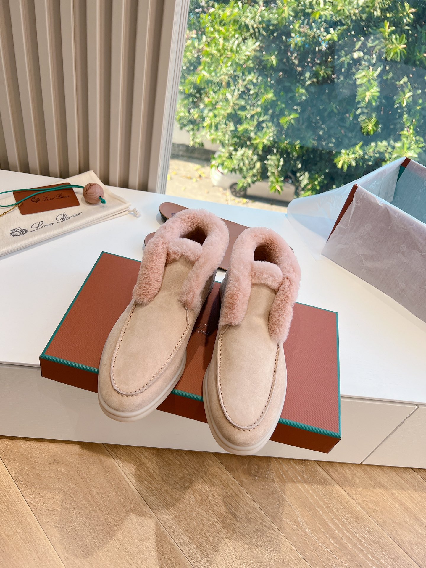 NO:577369,Top version Purchasing quality Original development Loro iana 25 latest upgraded version flat high-top shoes, super explosive sheepskin all-in-one snow boots couple short boots. You can wear the evergreen style all year round. It took more than two months to upgrade the version and finally made it perfect. We made every detail exactly the same as the original product. We decisively keep the style when shipping. How can we not keep it for our favorite beauties or handsome guys? Multiple craftsmanship, top quality in the market, welcome to compare, unconditionally any details K  There are pictures and truth, and today’s Internet celebrities at home and abroad are taking advantage of it!  Fashionable men and fashionable women are responsible for all aspects of dressing. This pair of loafers has both the appearance and the feel on the feet. You will be completely obsessed as soon as you put it on. The minimalist design is eye-catching and eye-catching, which is a bonus for outfits. The soft and soft foot feel is outstanding and will not rub your feet. It is matched with soft and waxy soles. It can be worn for daily use for a long time without getting tired. Who can resist a pair of versatile and good-looking loafers?  Don't be too elegant at all. The feel and texture of the feet are all right. The key is to make the legs look longer and not tire the feet. The main thing is that it is just right!  No matter how many versions of the original open-molded non-slip Oxford outsole are on the market, you will be full of surprises the moment you get it!  A perfect genuine version, you can go in and out of the counter at will. Pure handmade craftsmanship. A must-have for fashionable men and women. What matters is the quality of craftsmanship. This product is designed with original top-grade suede imported from Italy, a variety of material matching techniques, perfect computer stitching, standard genuine leather craftsmanship, super comfortable and warm texture, easy to wear, easy to put on and take off, easy to take, the lining and feet are all made of high-grade original pure sheepskin, double standard, double code, standard and version.  Original factory craftsmanship. The outsole is made of the best Oxford material. The shoe shape is more domineering and textured than the women's model. It is made with fine workmanship and is more durable. Many fashionable men and women are competing to match it with the punk style. The moment you get it, you will be full of surprises!  A perfect authentic version, welcome to compare quality and workmanship, stress-free quality assurance, feel free to enter and leave the counter. Fabrics are original top-grade suede imported from Italy. Lining is original pure wool imported from Italy. Foot pads are original pure wool imported from Italy. Outsole is original Oxford bottom imported from Italy. Women's size 35-39 (custom-made at 40.41.42, non-refundable and non-exchangeable). Men's code 39-44 (custom-made at 38.45.46, non-refundable and non-exchangeable). Packaging:  Top high-end full set of original authentic packaging, loafers, loro piana, loafers, boots, sheepskin, chamois leather19860909顶级版本 代购品质 原版开发 Loro iana 诺悠翩雅25最新款升级版平底高帮鞋,超级爆炸羊皮毛一体雪地靴情侣款短靴.一年四季都可以穿万年常青款.耗时两个多月升级版终于完美复刻,我们把每一个细节做得和正品一模一样.出货果断自留款式,喜欢的美女还是帅哥们怎能不自留,多重工艺,市场顶级品质欢迎对比,无条件任何细节K 有图有真相,当今网红国内外明星们纷纷上脚！时尚潮男潮女们穿搭全面担当.这双乐福鞋把颜值和脚感都拿捏住了,上脚一走就会被彻底沦陷～极简的设计吸睛耐看,穿搭加分项呀 软乎乎的脚感质感出众,不会磨脚就很nice搭配软软糯糯的鞋底,日常通行久穿不累哦 谁能拒绝得了一双百搭又好看的乐福鞋呢？简直不要太气质,脚感和质感都拿捏,关键是显腿长不累脚,主打的就是一个刚刚好！原版开模防滑牛津大底无论市面有多少版本,当你拿到它的那一刻都会充满惊喜！完美的正品级版本,随意进出专柜.纯手工制作重磅工艺. 时尚潮男潮女必备,讲究的就是工艺质感,本产品采用意大利进口原版顶级麂皮设计,多种材料搭配工艺,完美电脑针车走线,标准真皮工艺制作,质感超舒适保暖设计,易穿搭 易穿脱 轻松拿,内里和垫脚都选用高档原版一致纯羊皮毛一体 双标双码 对标对版 原厂工艺.大底采用最好的牛津材质 对版对质,鞋型相比较女款更为霸气 有质感.精工细作 更扛造耐穿,众多时尚潮男潮女们 朋克风争相种草 搭配.当你拿到它的那一刻都会充满惊喜！完美的正品级版本,欢迎对比质量和做工,无压力的品质保障,随意进出专柜. 面料意大利进口原版顶级麂皮 内里意大利进口原版纯羊毛 垫脚意大利进口原版纯羊毛 大底意大利进口原版牛津底 女码35-39（40.41.42定做,不退不换) 男码39-44（38.45.46定做,不退不换） 包装: 顶级高端全套原版正品包装,乐福鞋毛毛鞋,loro piana,loafers,boots,sheepskin,chamois leather,Women's Shoes