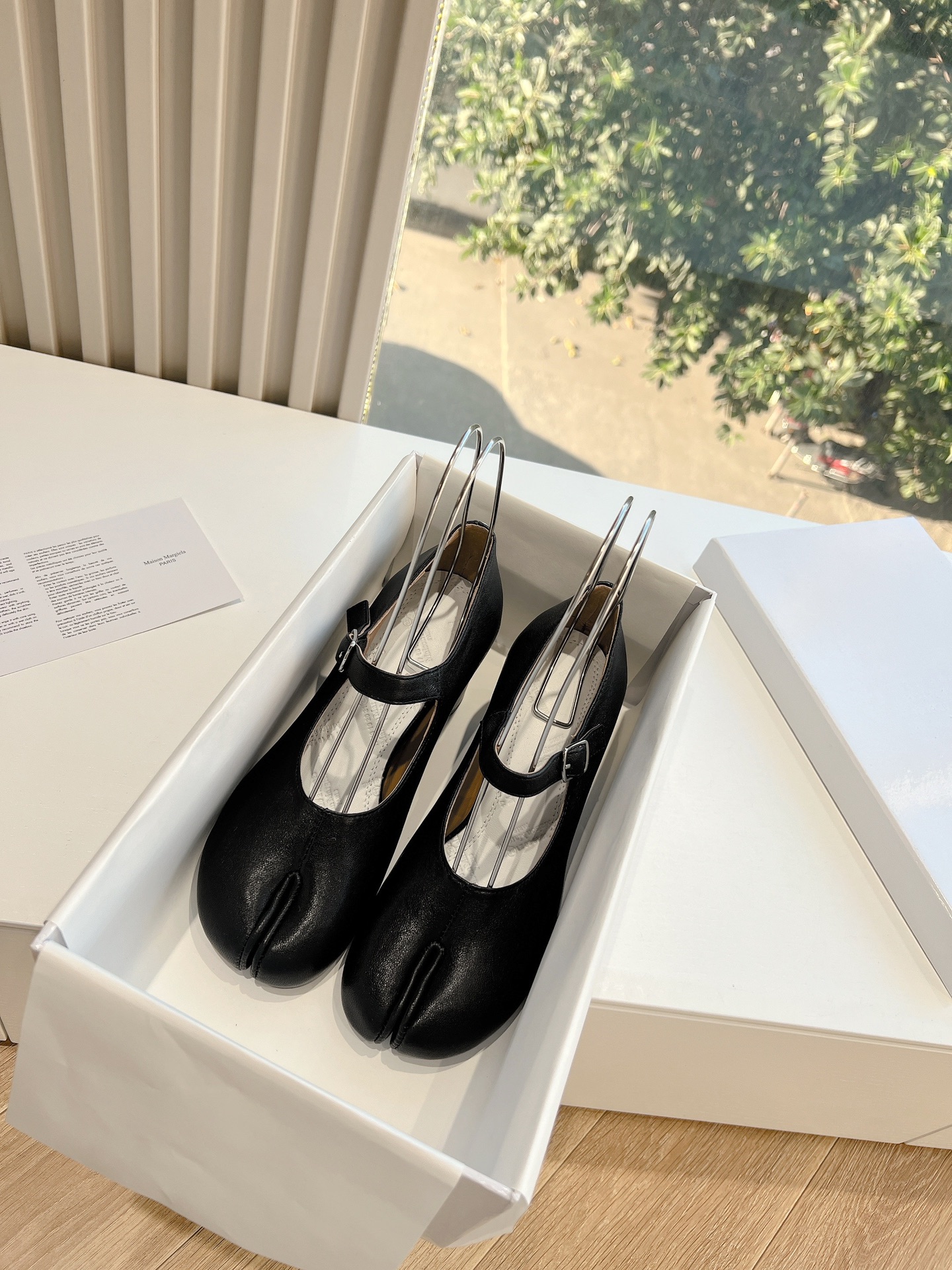 NO:722282,G012 Purchasing Level Maison Margiela Maison Margiela MM6 Tabi Split-Toe Shoes Exclusive New Product The Highest Edition Buyer Purchasing 1:1 Perfect Replica Ballet Flat Split-Toe Tabi Sandals Original Open-Mold Double-layer Genuine Leather Soles The Original Lasted Shoes are Very Generous and Easily Matched with Various Styles The Good News for Short Legs The upper body instantly becomes longer legs in an instant The upper body is not constrained by conventions, you can be yourself as you like ~ Fried chicken on the feet is soft and comfortable  The upper is imported original genuine leather, the lining is original genuine leather, the outsole is original Italian double-layer leather sole, heel Size 35-40 (41 set), split-toe shoes, masion margiela, sandals19860909G012代购级别 Maison Margiela 玛吉拉MM6家tabi分趾鞋 独家新品最高版本买手代购1:1完美复刻 芭蕾舞平底分趾tabi凉鞋单鞋 原版开模双层真皮鞋底 原版套楦鞋型很大方 搭配各种风格都轻松驾驭 小短腿的福音 上身瞬间秒变大长腿 上脚不被常规所拘束,随心所欲做自己～上脚炒鸡柔软舒适 鞋面进口原版真皮 内里原版真皮 大底原版意大利双层真皮底跟 Size35-40（41定),分趾鞋,masion margiela,sandals,Women's Shoes