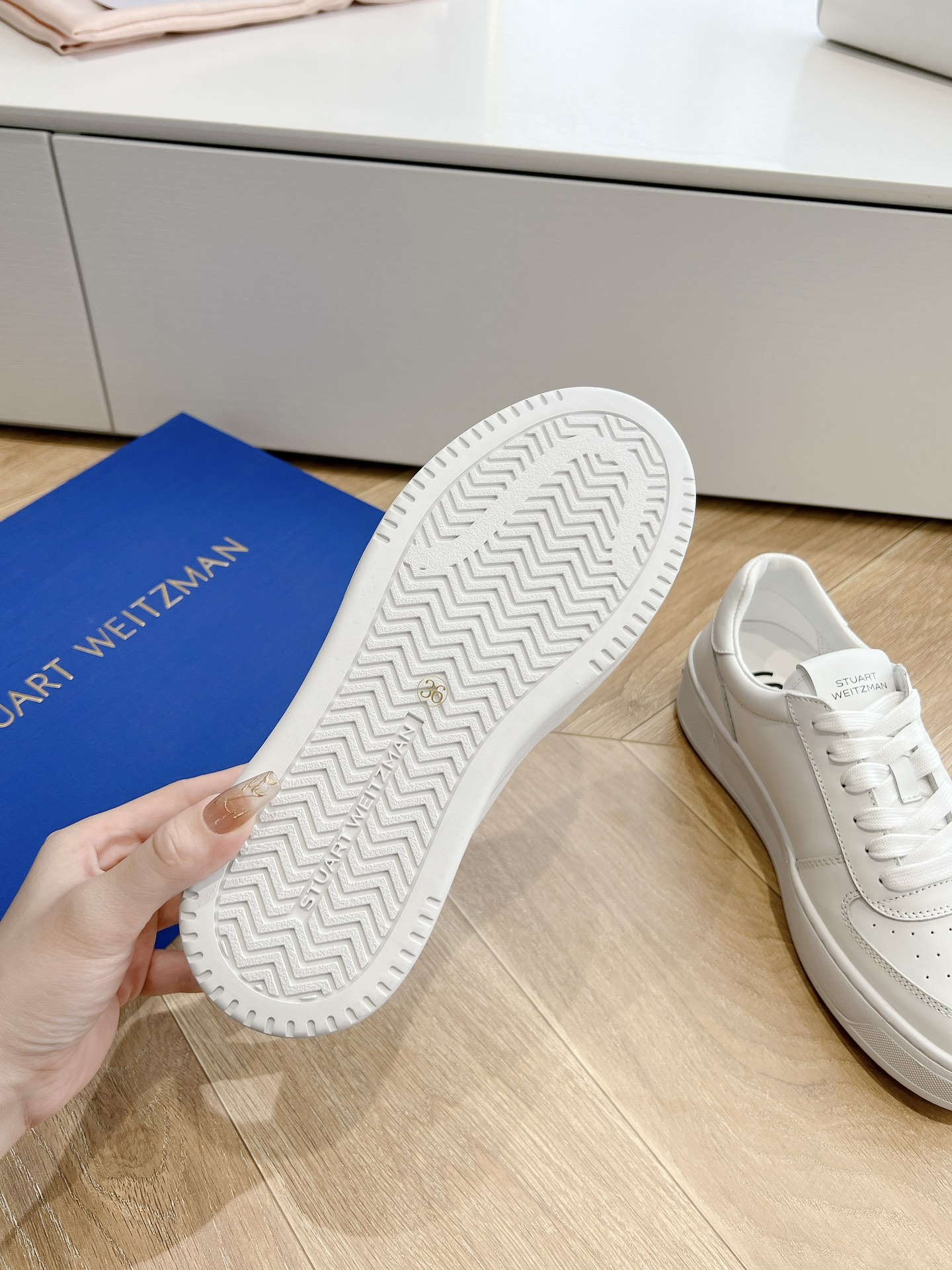 Stuart Weitzman Recreational White Shoes for Modern Women: Comfortable and Luxurious Fashion. - 图片 9