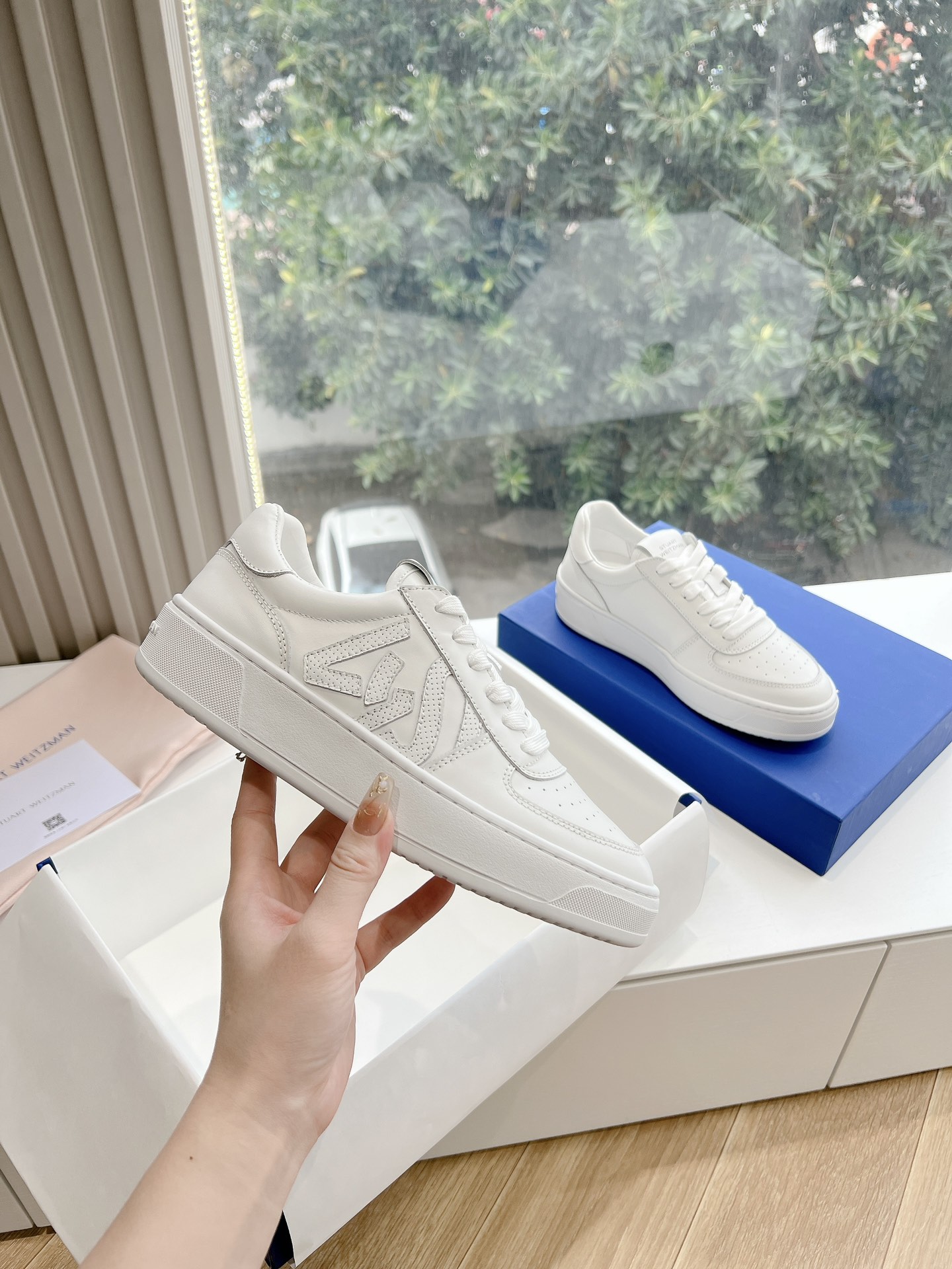Stuart Weitzman Recreational White Shoes for Modern Women: Comfortable and Luxurious Fashion. - 图片 3