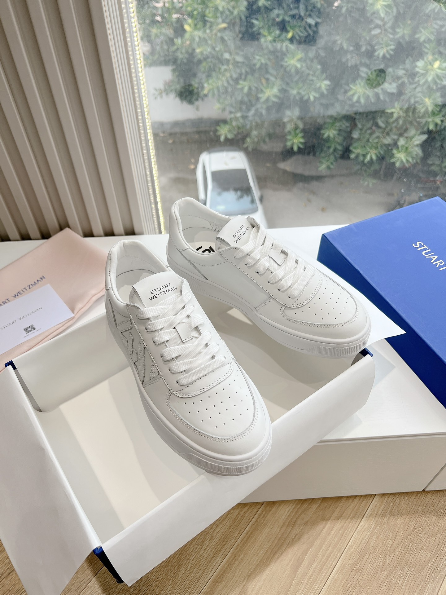 Stuart Weitzman Recreational White Shoes for Modern Women: Comfortable and Luxurious Fashion. - 图片 2