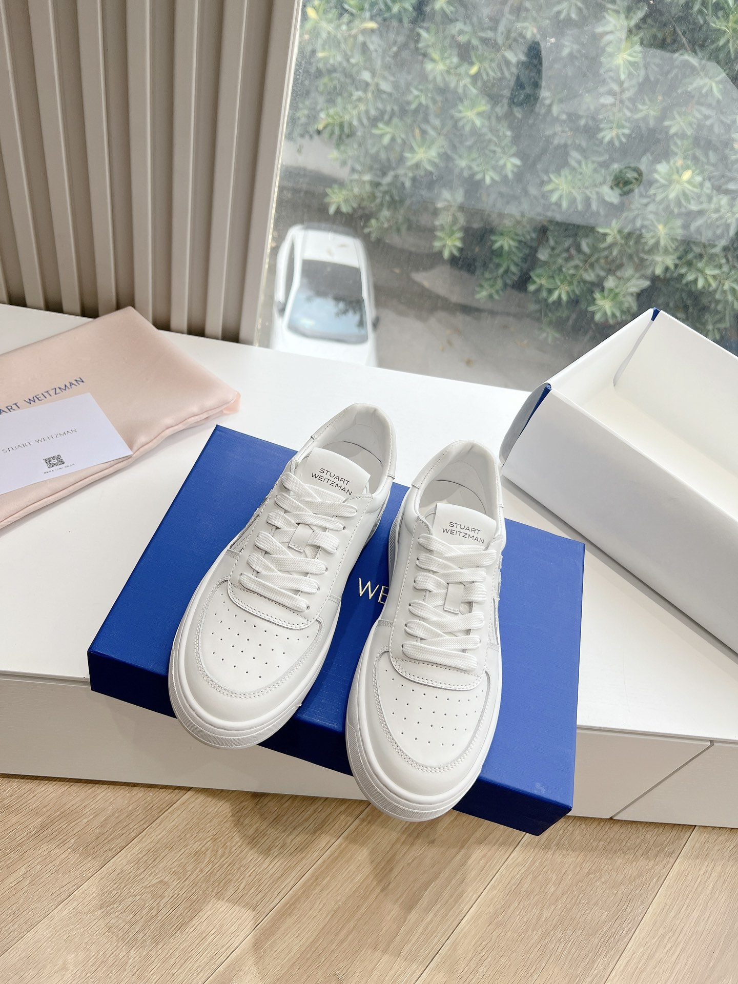 Stuart Weitzman Recreational White Shoes for Modern Women: Comfortable and Luxurious Fashion. - 图片 4