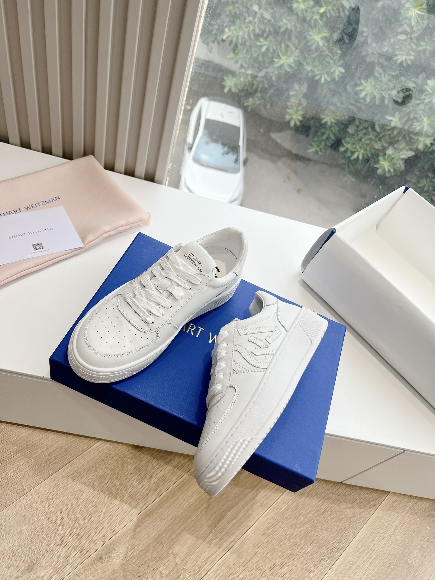 Stuart Weitzman Recreational White Shoes for Modern Women: Comfortable and Luxurious Fashion. - 图片 5