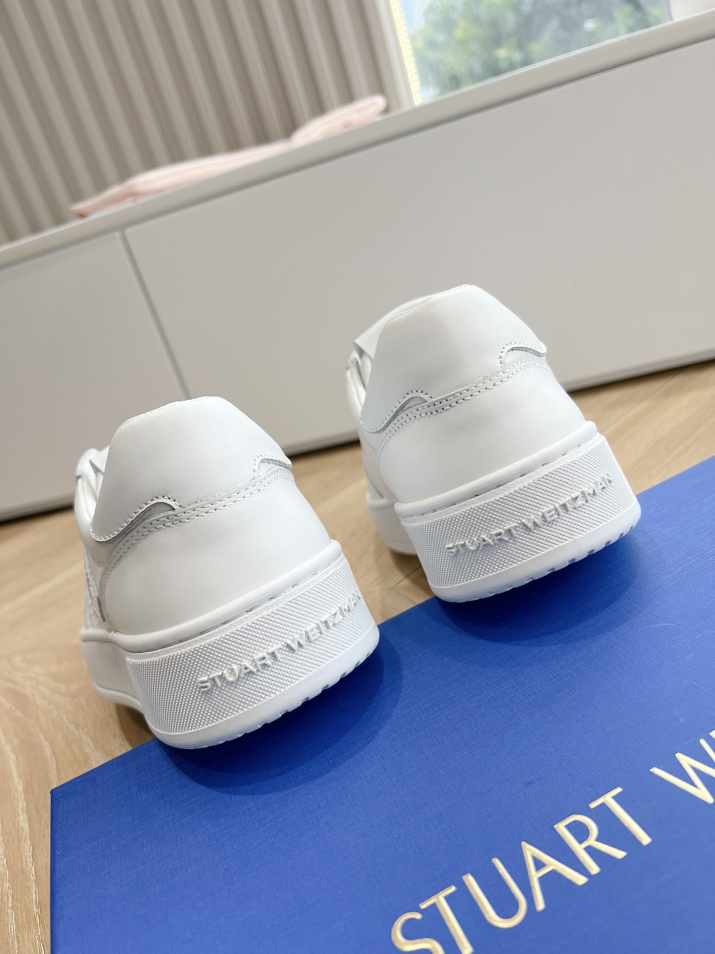 Stuart Weitzman Recreational White Shoes for Modern Women: Comfortable and Luxurious Fashion. - 图片 7