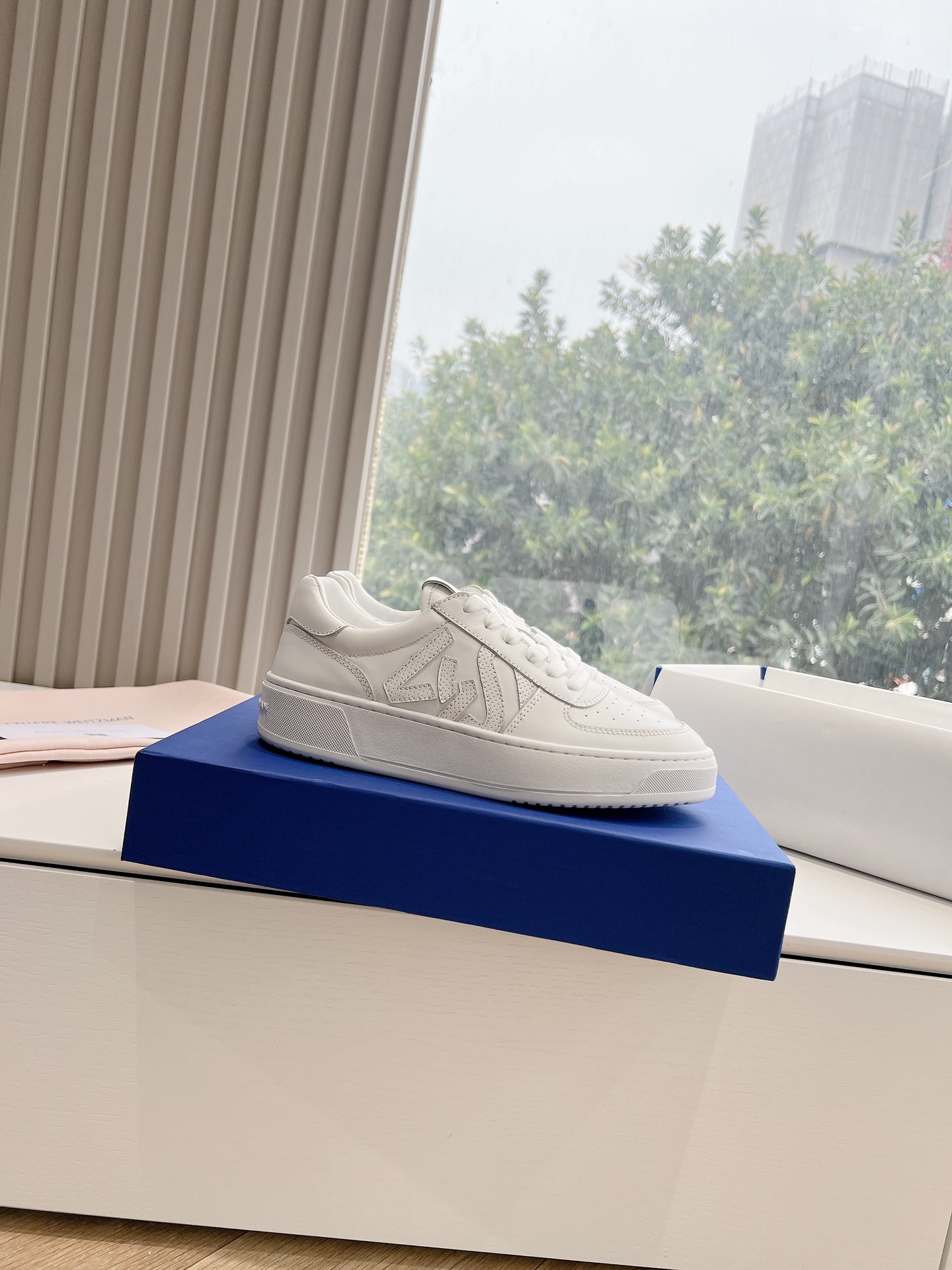 Stuart Weitzman Recreational White Shoes for Modern Women: Comfortable and Luxurious Fashion. - 图片 6