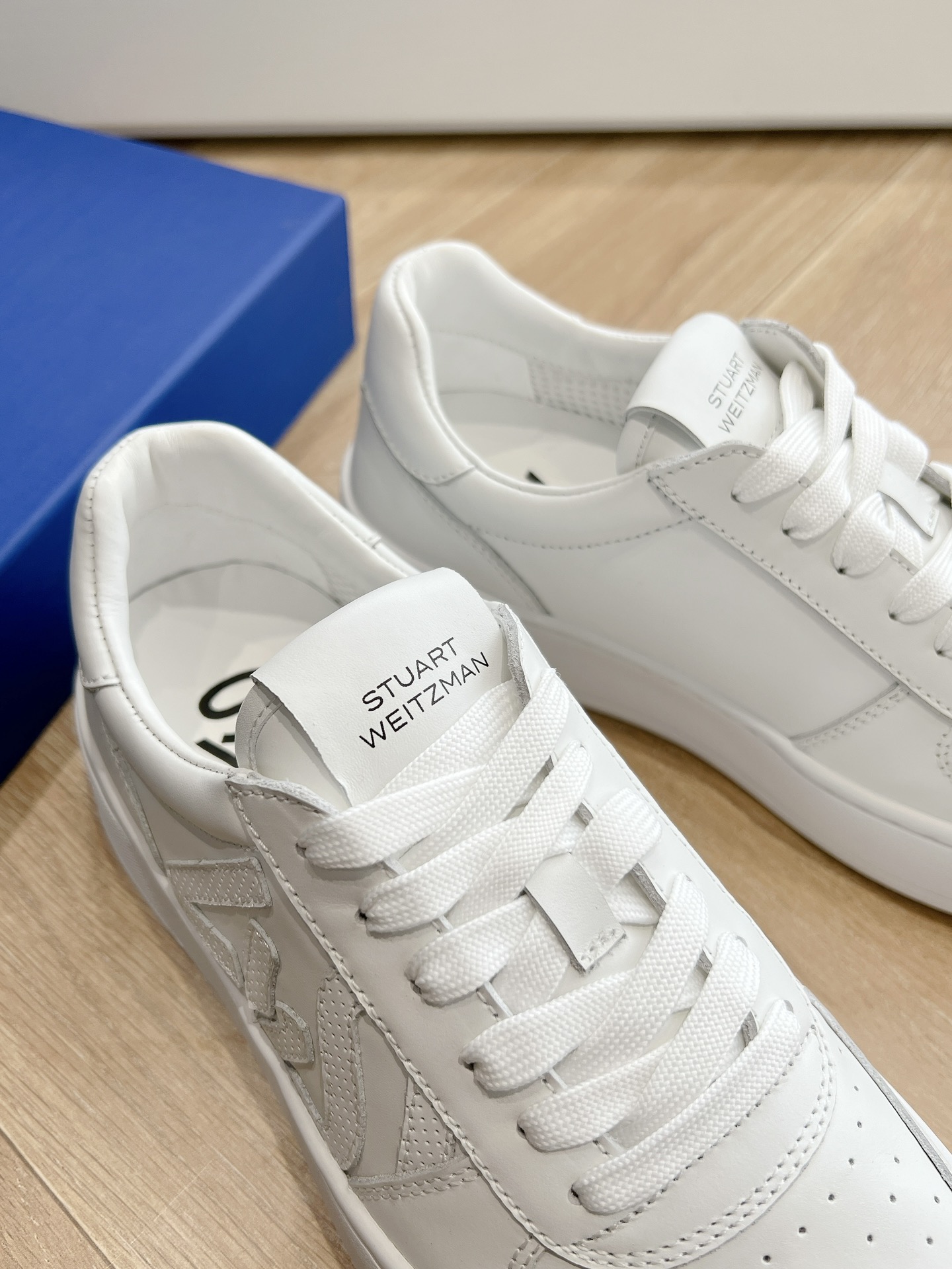 Stuart Weitzman Recreational White Shoes for Modern Women: Comfortable and Luxurious Fashion. - 图片 8