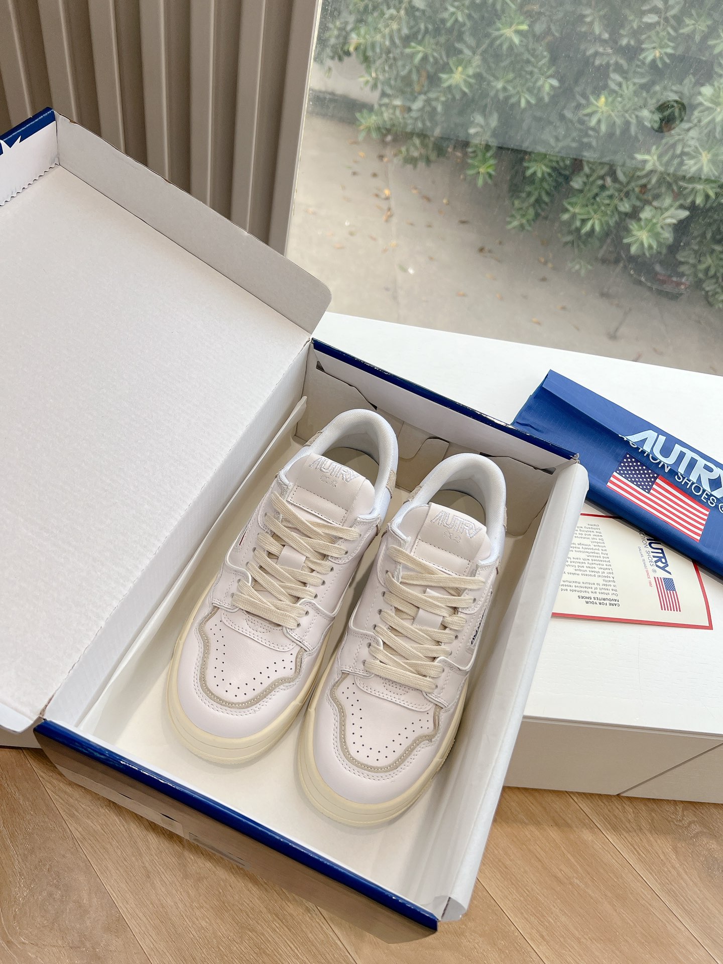 NO:272671,The top-level original version is developed in real price, purchasing level, American niche brand, autry white shoes liglio are fully launched, popular global counter official websites are out of stock, autry white shoes are super retro and versatile, American style, European and American styles are all available in daily matching, now the doctors' ck is this pair of autry, which is also one of the best sneakers for many celebrity doctors to plant grass. Get it quickly, the most popular autry sneakers!  The same style as Zhang Zhuxuan!  Buy genuine product and develop fabric top layer cowhide, imported towel cloth inside, original TPU bottom, women's code 35-40,,sneakers,cowhide19860909实价顶级原版开发 代购级别美国小众品牌 autry小白鞋liglio全面上架 火爆全球专柜官网断码断货 autry小白鞋超级复古百搭好看 美国风欧美风日常搭配都可 现在博士们的ck是这双autry 也是众多明星博士们种草的最佳运动鞋之一 赶快get、最抢手autry运动鞋！张主萱同款！ 购入正品打版开发 面料头层牛皮 内里进口毛巾布 原版TPU大底 码数女码35-40,,sneakers,cowhide,Men's shoes