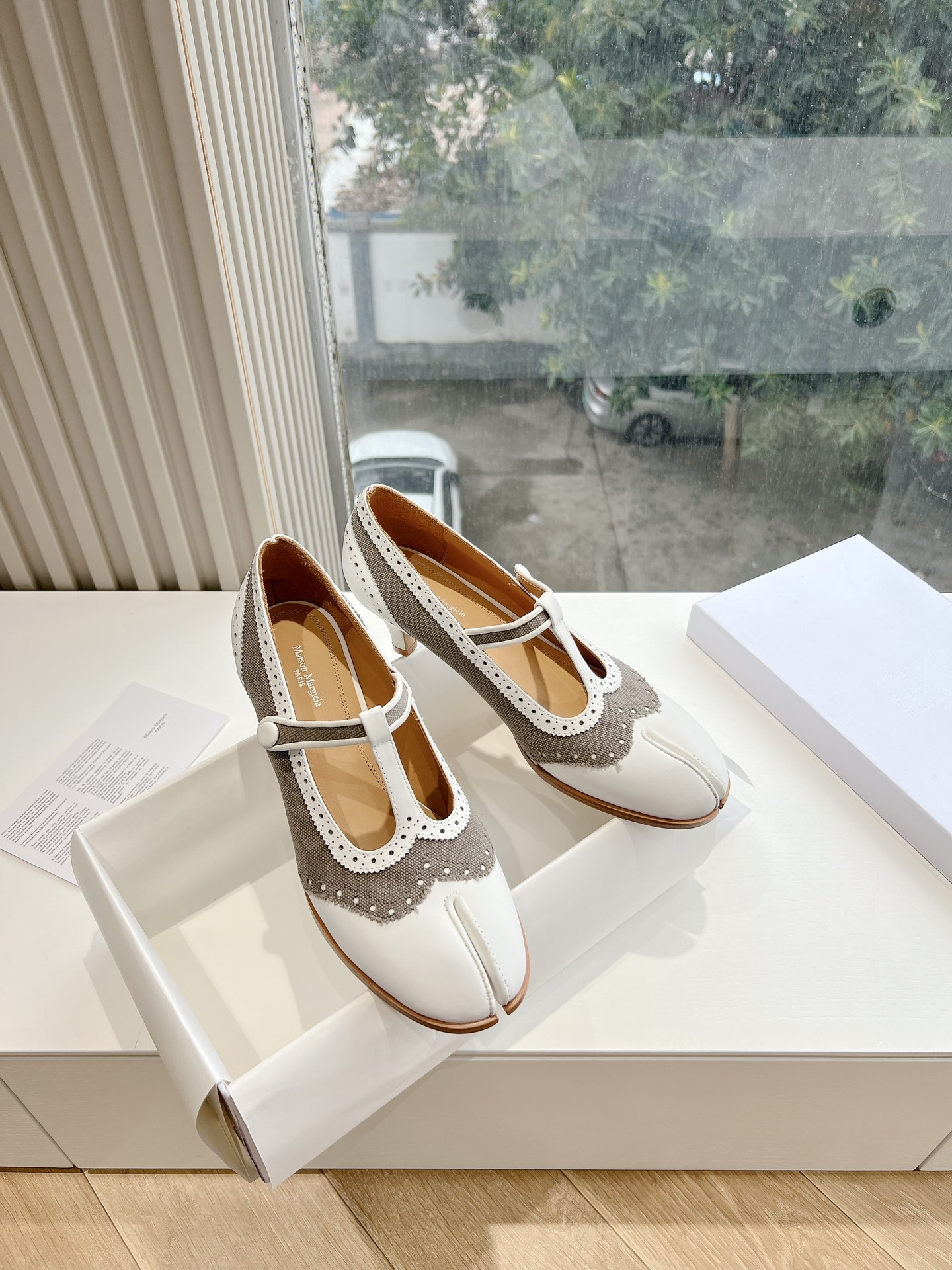 NO:722291,G012 purchasing agent level Maison Margie* Margie split toe thick heel retro Mary Jane shoes. Great version. Very difficult to make!  Margiela split-toe shoes have been pushed into the limelight again, and Xiaohongshu’s posts have exploded one after another!  A must-have for sexy and cool girls. Fried chicken looks good on your feet. You can feel free to wear it and you will be the most unique existence among that group. The fabric is imported sheepskin. The lining is sheepskin. Outsole. Genuine leather sole imported from Italy. Size: 35-39/40.41 customized, split-toe shoes, masion margiela, mary jane, sheepskin.19860909G012代购级别Maison Margie*马吉拉分趾粗跟复古玛丽珍单鞋 太棒了的版本 非常不好做！马吉拉分趾鞋又被推到风口啦 小红书发一个爆一个！性感酷辣女孩必备 上脚炒鸡好看 大家放心冲穿上它你就是那个人群中最独特的存在 面料进口羊皮 内里垫脚羊皮 大底 意大利进口真皮底 码数:35-39/40.41定制,分趾鞋,masion margiela,mary jane,sheepskin,Women's Shoes