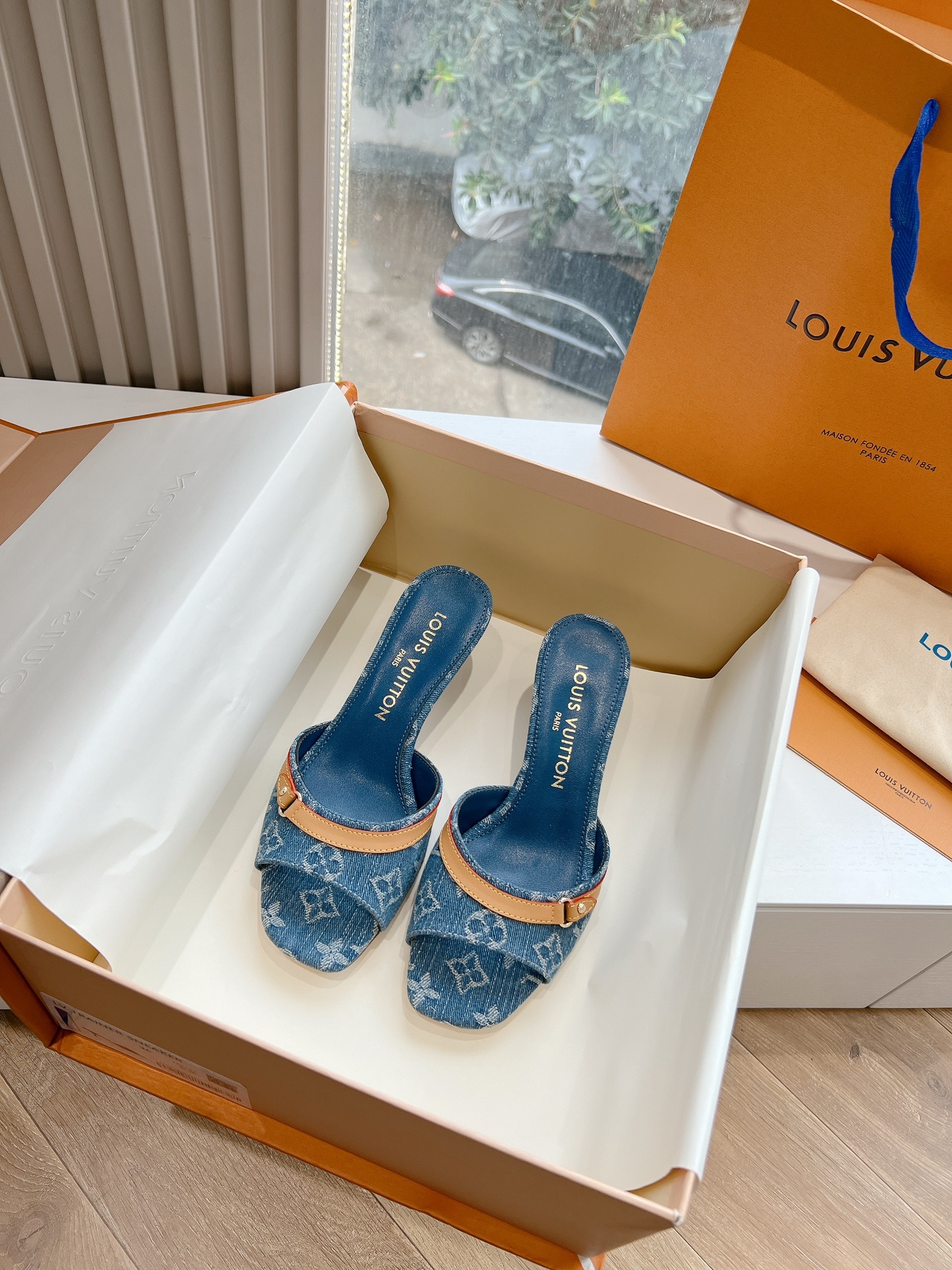 NO:239078,(Top version) LV denim cat heel sandals Spring and summer tannin cat heel slippers The brown leather with tannin color is so outstanding. The just-made kitten heel is sexy and comfortable, full of the full emotional value that beautiful summer shoes can give. Material original custom denim, inner sheepskin, outsole imported from Italy, imported genuine leather sole, size 35-39/40, custom slippers, louis vuitton, slippers, sheepskin,19860909（顶级版本）LV牛仔猫跟凉拖鞋 春夏单宁猫跟拖鞋 单宁色搭配的棕色皮质,也太出彩了 刚刚好的小猫跟 性感舒适,拉满了夏日美鞋能给的满分情绪价值 材质原版定制牛仔布 内里羊皮 大底意大利进口真皮底 码数35-39/40定制,拖鞋,louis vuitton,slippers,sheepskin,Women's Shoes