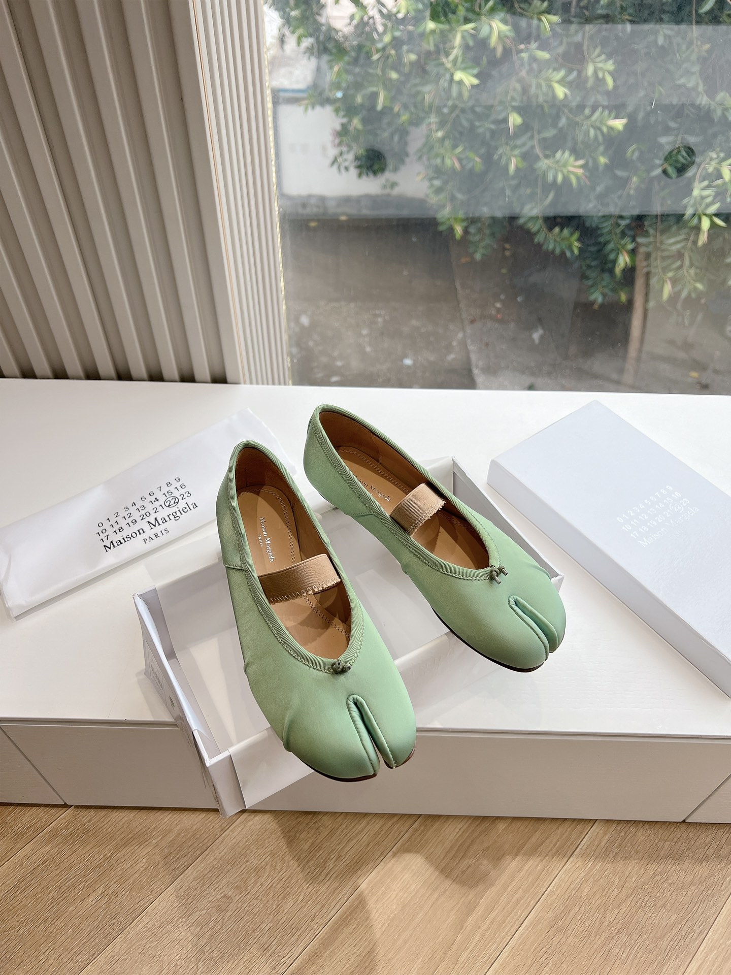 NO:722299,G077 Purchasing Level Maison Margie* Margie Split Toe Thick Heel Flat Retro Mary Jane Doll Head Ballet Shoes Slippers Great version very difficult to make!  Margiela split-toe shoes have been pushed into the limelight again, and Xiaohongshu’s posts have exploded one after another!  A must-have for sexy and cool girls. Fried chicken looks good on your feet. You can feel free to put it on and you will be the most unique existence in that crowd. No standard customization, starting from 10 pairs (rubber soles can be made). Imported silk fabric. Sheepskin lining. Outsole. Genuine leather sole imported from Italy. Code number: 35-39/40.41 customization, split-toe shoes, masion margiela, mary jane, slippers, sheepskin, real silk.19860909G077代购级别Maison Margie*马吉拉分趾粗跟平底复古玛丽珍娃娃头芭蕾舞单鞋拖鞋 太棒了的版本 非常不好做！马吉拉分趾鞋又被推到风口啦 小红书发一个爆一个！性感酷辣女孩必备 上脚炒鸡好看 大家放心冲穿上它你就是那个人群中最独特的存在 无标定制10对起批（可做橡胶底） 面料进口真丝 内里垫脚羊皮 大底 意大利进口真皮底 码数:35-39/40.41定制,分趾鞋,masion margiela,mary jane,slippers,sheepskin,real silk,Women's Shoes