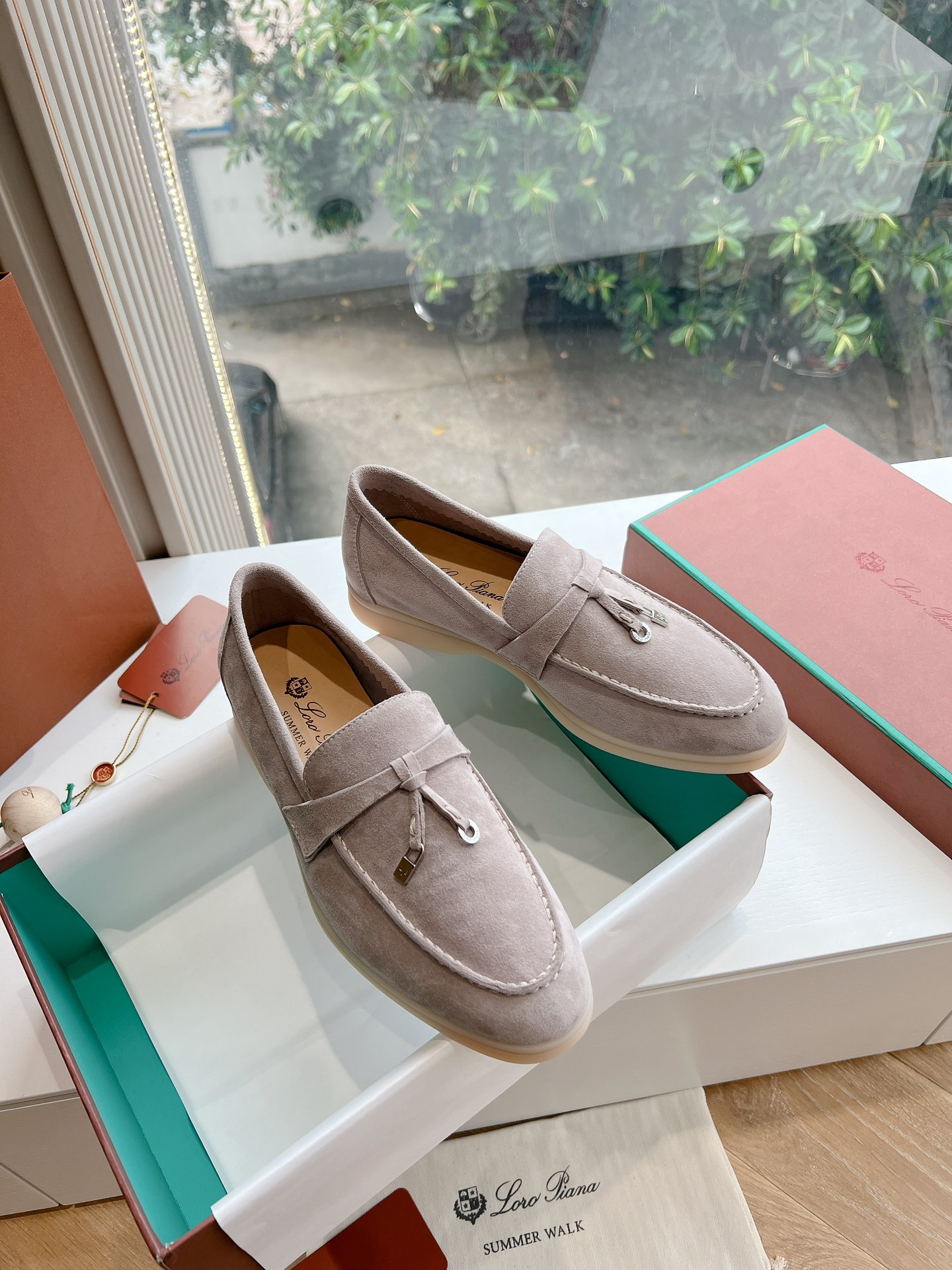 NO:759162,High version of women's model and men's model 10 (equipped with a full set of packaging) purchasing agent level classic loafers. This year's Lp has a new color, the color is very stunning, suitable for summer and very versatile at the same time!  Loro Piana's Summer Charms may seem ordinary, but in fact you'll fall in love with them once you wear them. They are comfortable, lightweight, breathable and easy to care for. They can satisfy all your demands for midsummer shoes!  You can walk for any length of time without getting tired!  Imported top-quality cashmere is very delicate and skin-friendly. Water-dyed calfskin feet. Open-molded foam midsole. Milk-colored outsole. Matching hardware pendant: female-male-(female and male models/customized, non-returnable), loafers, loro piana, loro piana, loafers, cowhide.19860909高版本女款 男款10（配置全套包装） 代购级 经典乐福鞋 今年的Lp再出新色,颜色非常的惊艳,适合夏天的同时又非常百搭显白！ Loro Piana之Summer Charms看似平淡无奇,实则一穿倾心,舒适 轻便 透气 易打理,你对盛夏鞋履的一切诉求,它都可以满足你！走多久路都不累脚！ 进口顶级小羊绒非常细腻亲肤 水染小牛皮垫脚 开模发泡中底牛奶色大底 对版五金吊坠 :女- 男-(女款男款/定制不退换）,乐福鞋,loro piana,loro piana,loafers,cowhide,Women's Shoes