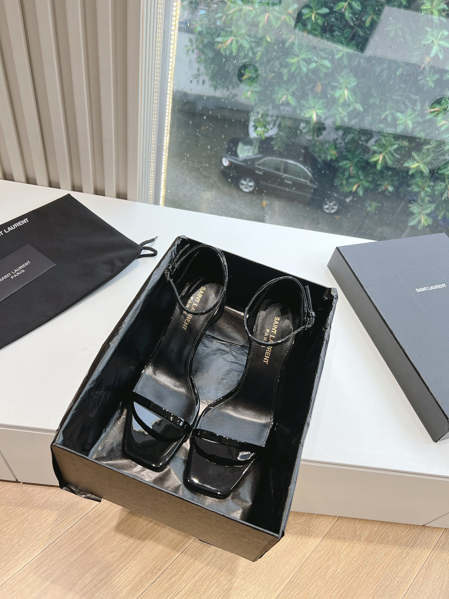 NO:234593,(Top version) Saint Laurent / Saint Laurent Lee Metal Diamond Chain High Heels YSL Sister's beautiful beauty high heels are the same Saint Laurent Rose small square toe. The high heels are very good at modifying the foot shape, luxurious metal chains in recent years SLP has become more and more familiar with women in high heels. She has turned to the embarrassing design impression of the waterproof platform style ysl beautiful high heels. The upper is open-edged beaded cowhide sole genuine leather sole height about 10cm. Size 35-39 (40 customization, no return or replacement), sandals, loro piano, saint laurent, saint laurent, saint laurent, saint laurent, saint laurent, sandals, high heels, cowhide, Leather soles19860909（顶级版本）Saint Laurent / 圣罗兰Lee金属钻链条高跟鞋 YSL姐姐的美丽尤物高跟鞋 又是人间圣罗兰 Rose同款的小方头 高跟鞋化很好修饰脚型,奢华金属链 这几年SLP是在高跟鞋越来越懂女人了 朝摒奔了防水台款的尴尬设计印象ysl绝美高跟鞋 鞋面开边珠牛皮 鞋底真皮大底 跟高约10cm 尺码35-39（40定制不退不换）,凉鞋,loro piana,saint laurent,saint laurent,saint laurent,sandals,high heels,cowhide,Leather soles,Women's Shoes