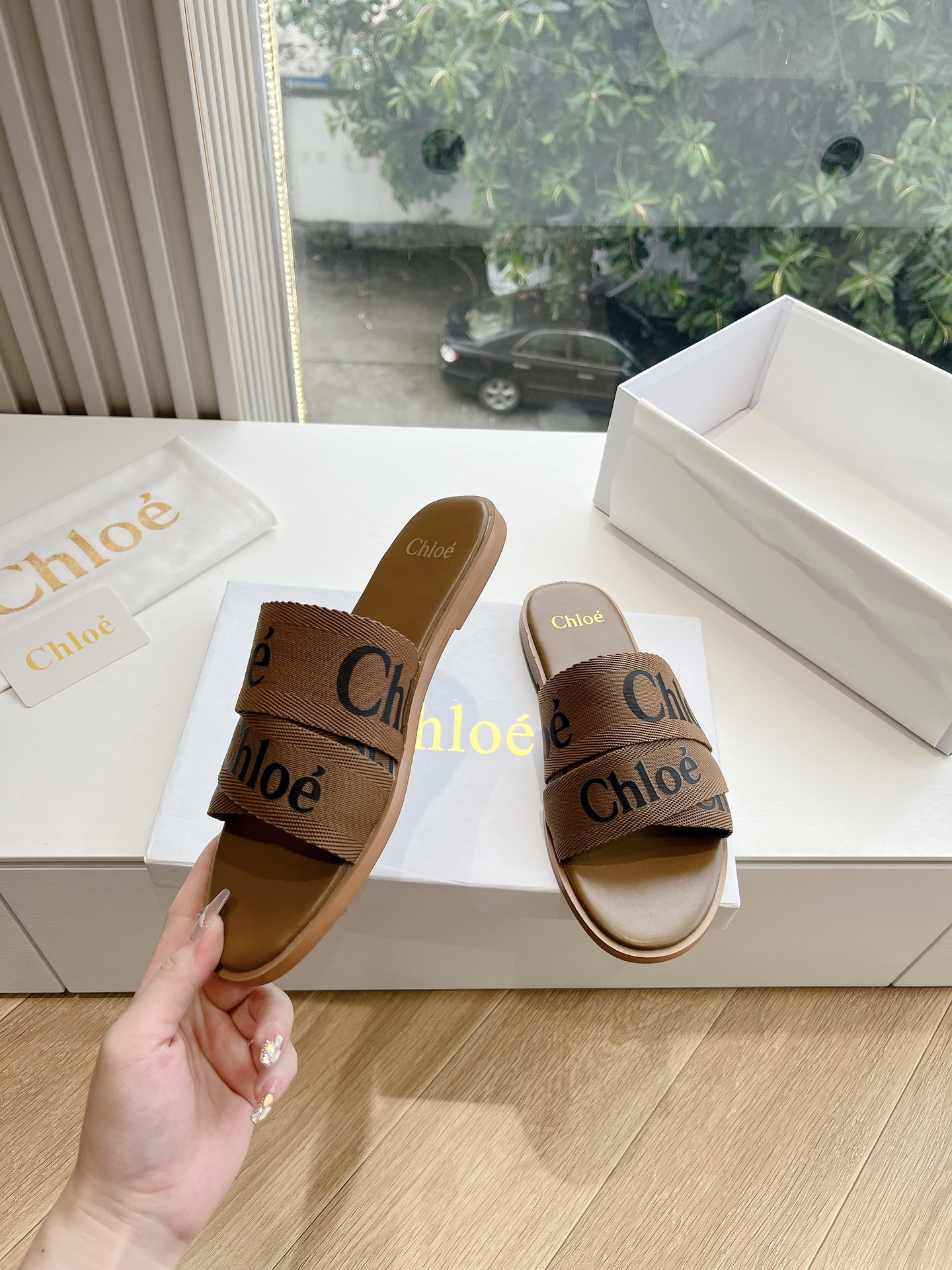Caucasian Weaver Slippers: Chloe’s Stylish Summer Footwear with High-Density Soles - 图片 5