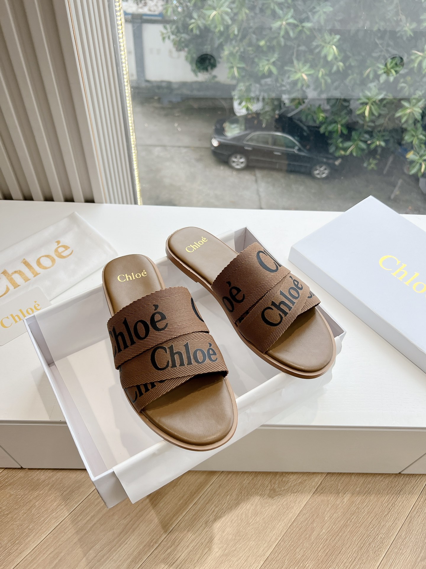 Caucasian Weaver Slippers: Chloe’s Stylish Summer Footwear with High-Density Soles - 图片 1