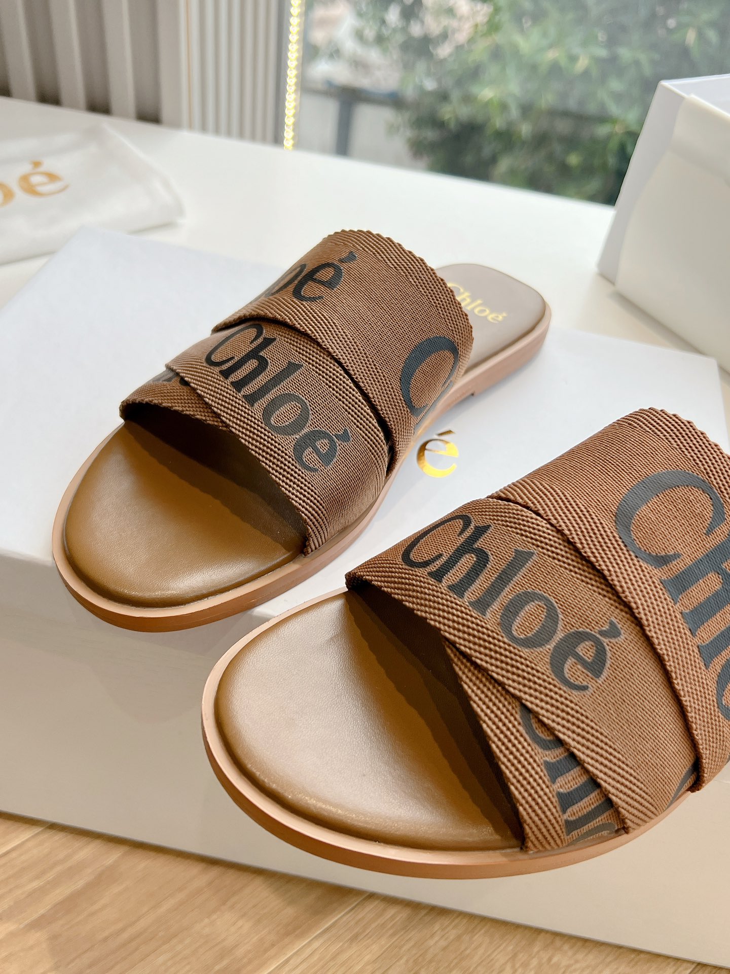 Caucasian Weaver Slippers: Chloe’s Stylish Summer Footwear with High-Density Soles - 图片 8