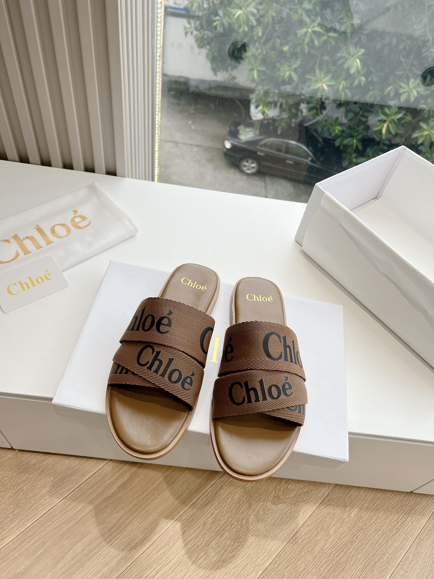 Caucasian Weaver Slippers: Chloe’s Stylish Summer Footwear with High-Density Soles - 图片 4