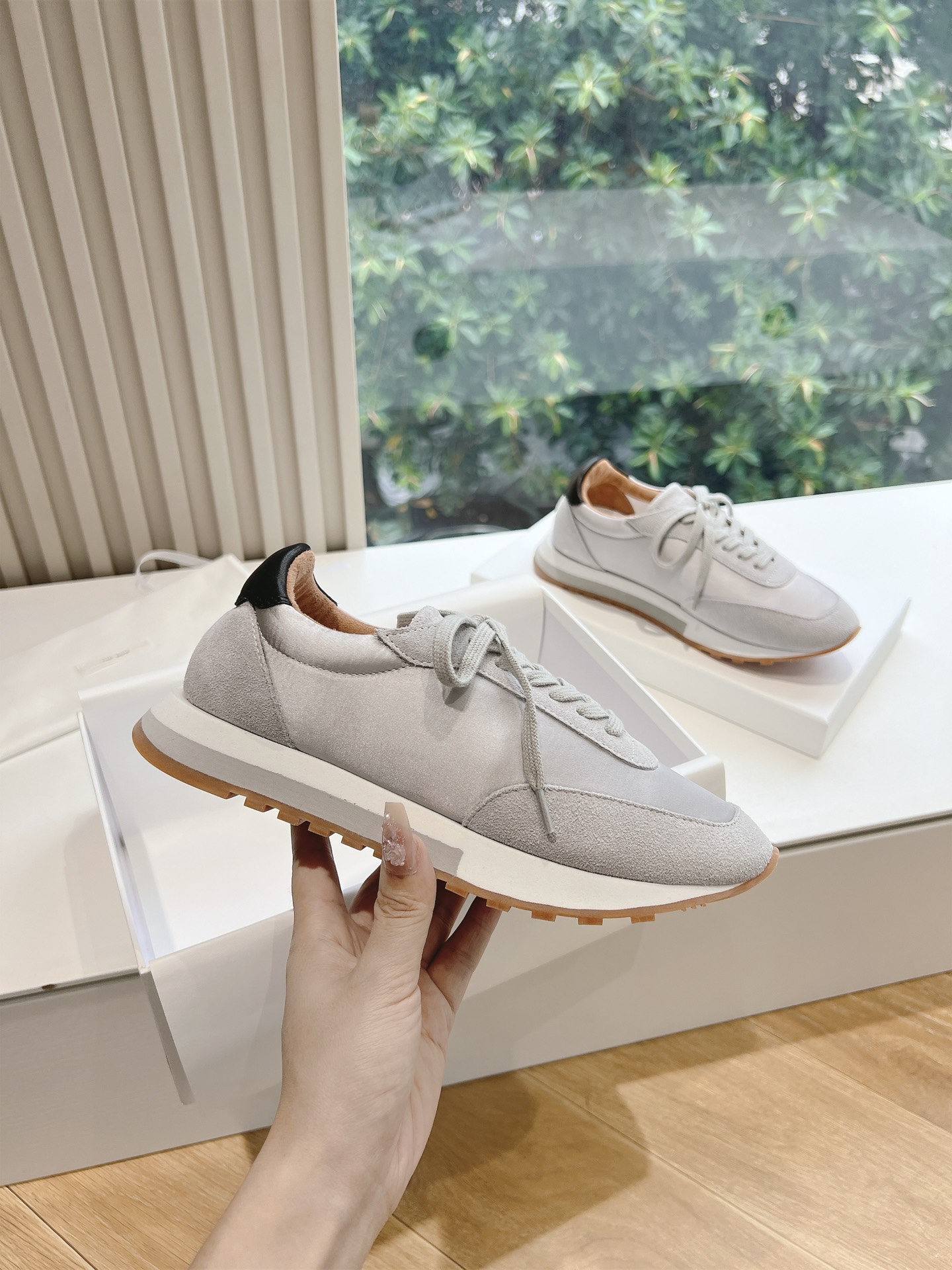 Stylish Class: THE ROW Sports Shoes with Unique Design and Premium Materials - 图片 3