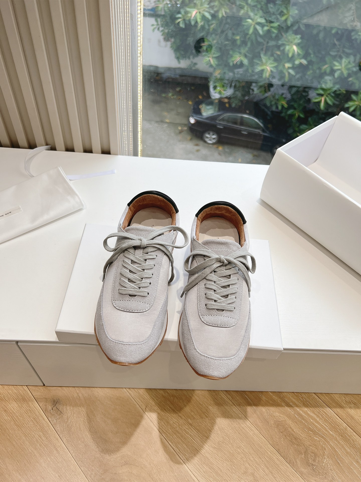 Stylish Class: THE ROW Sports Shoes with Unique Design and Premium Materials - 图片 4