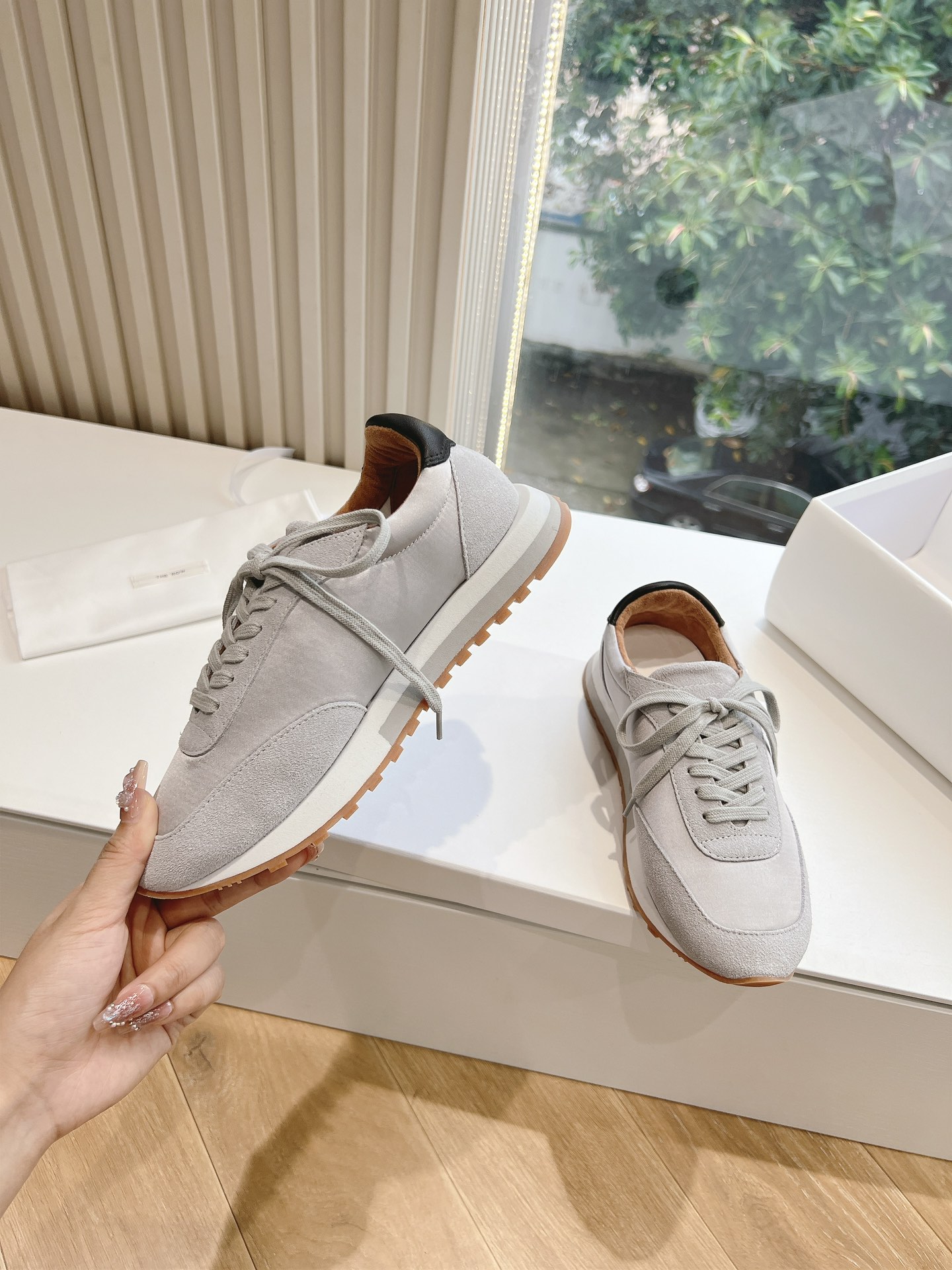 Stylish Class: THE ROW Sports Shoes with Unique Design and Premium Materials - 图片 5