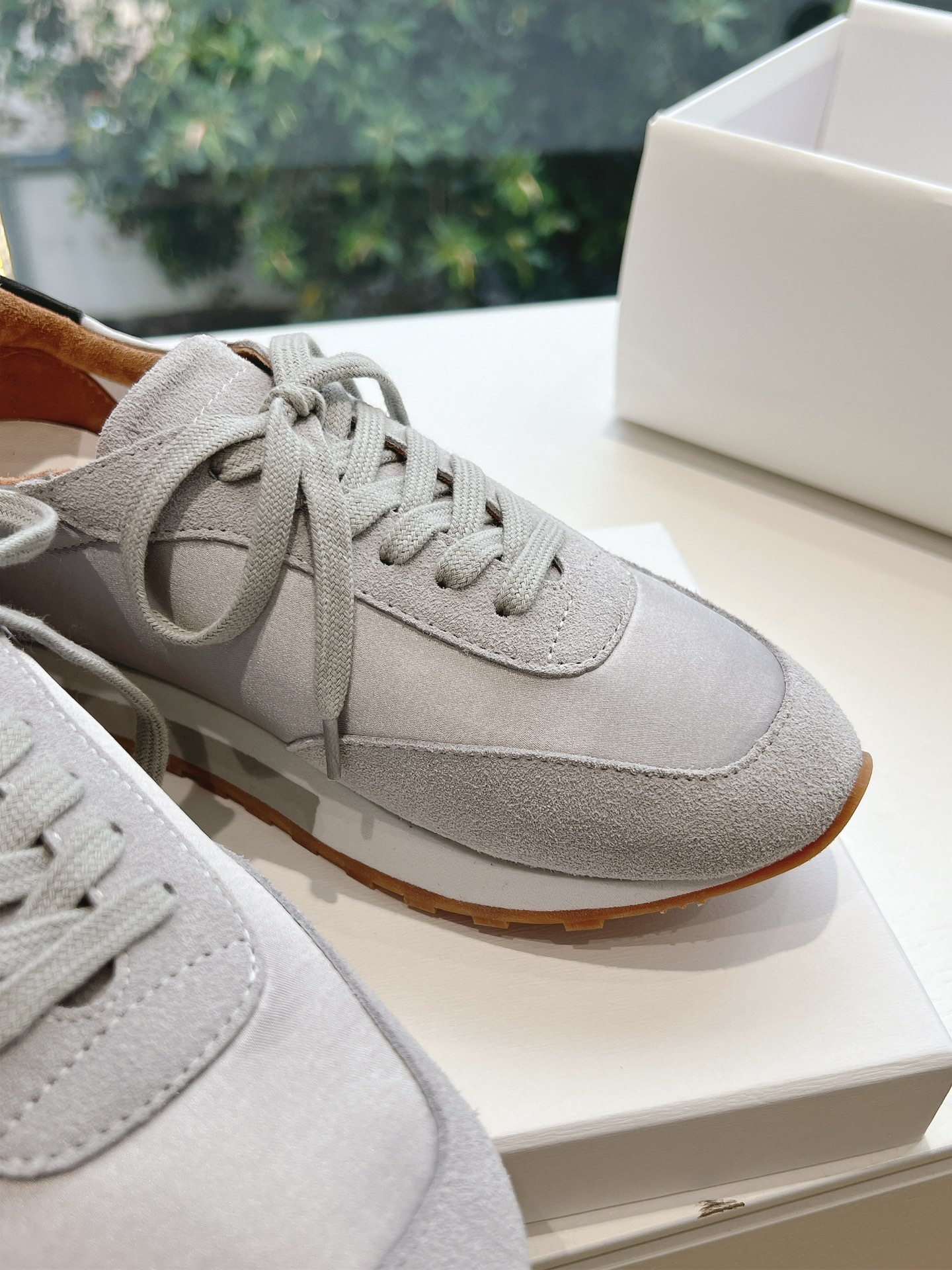Stylish Class: THE ROW Sports Shoes with Unique Design and Premium Materials - 图片 8