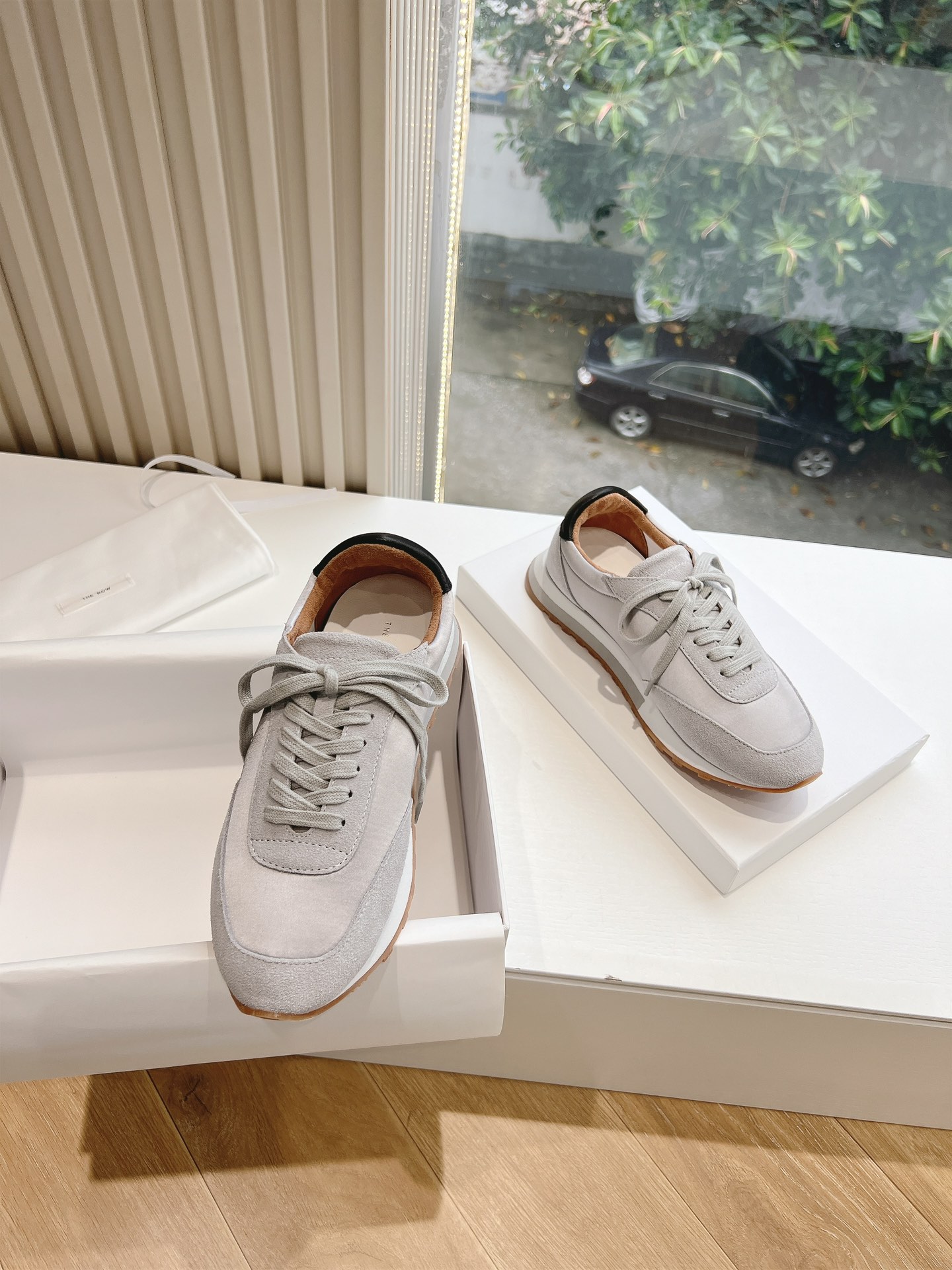 Stylish Class: THE ROW Sports Shoes with Unique Design and Premium Materials - 图片 2