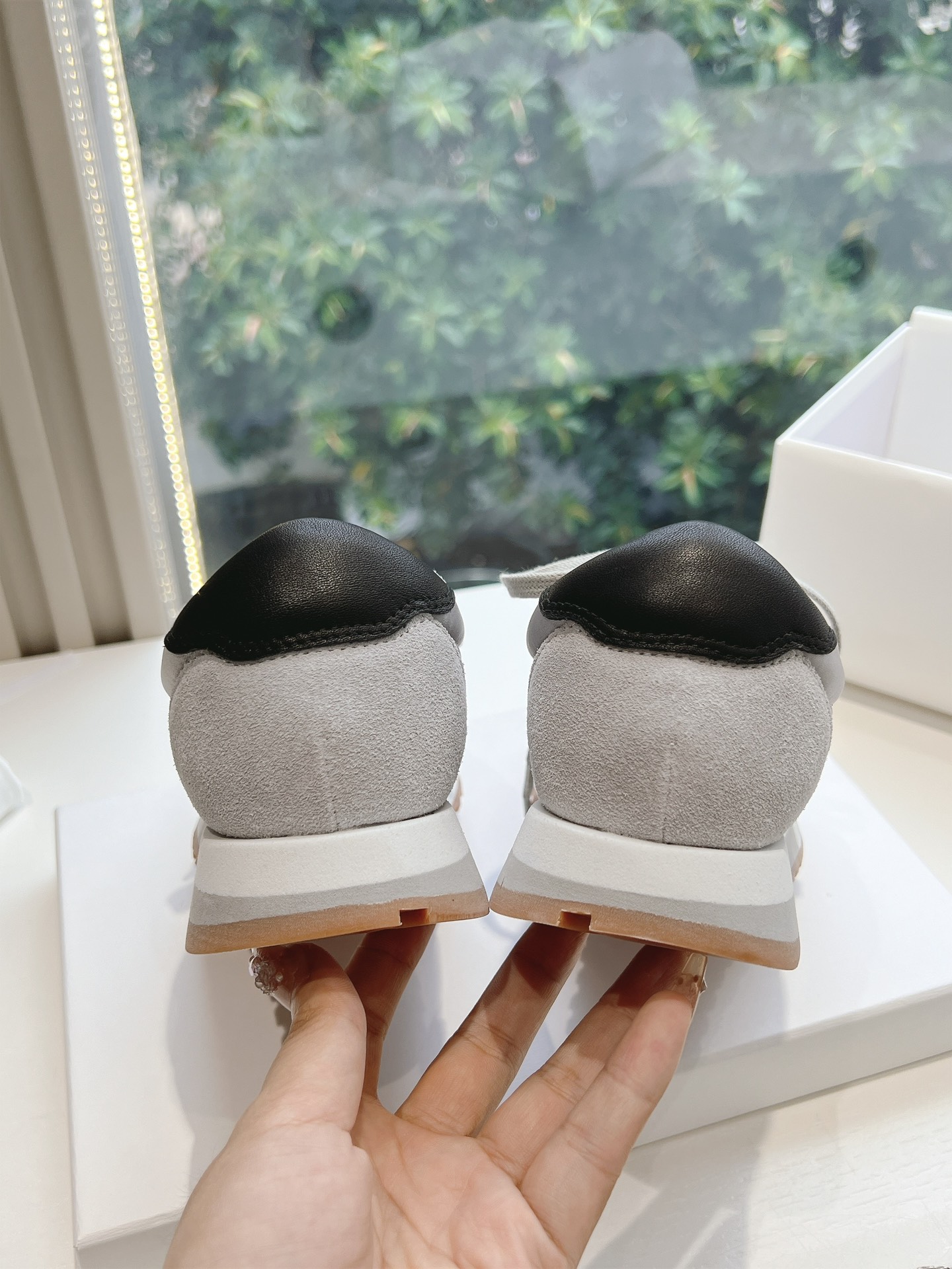 Stylish Class: THE ROW Sports Shoes with Unique Design and Premium Materials - 图片 9