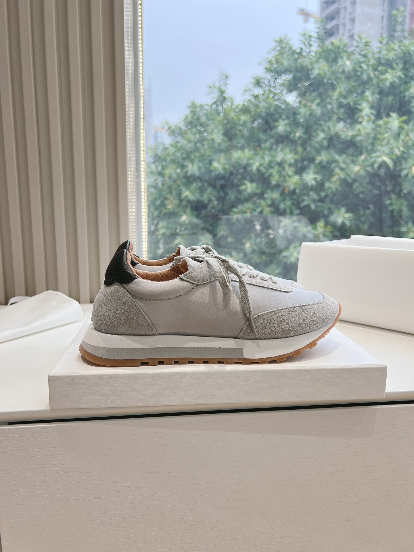 Stylish Class: THE ROW Sports Shoes with Unique Design and Premium Materials - 图片 7