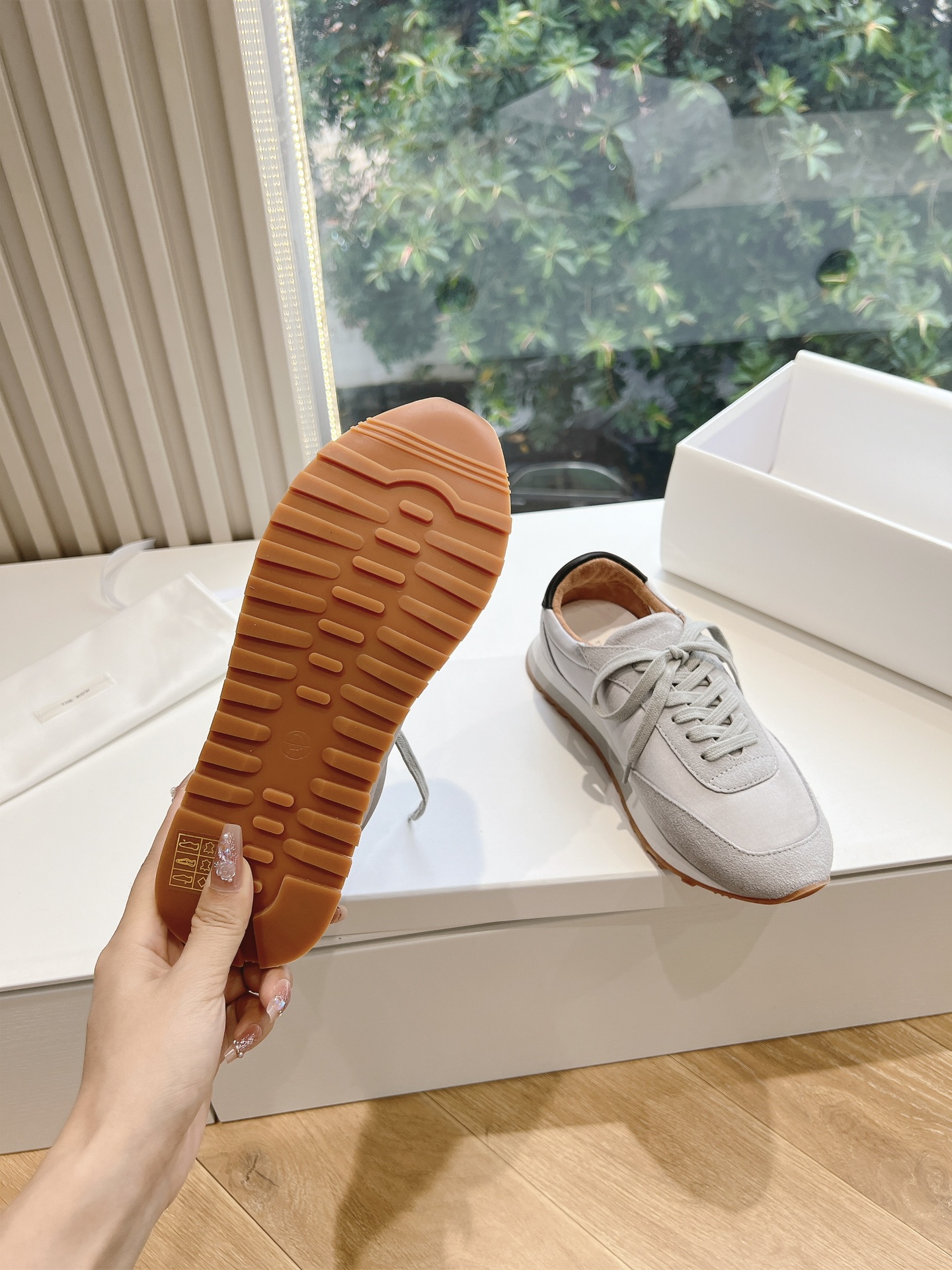 Stylish Class: THE ROW Sports Shoes with Unique Design and Premium Materials - 图片 6