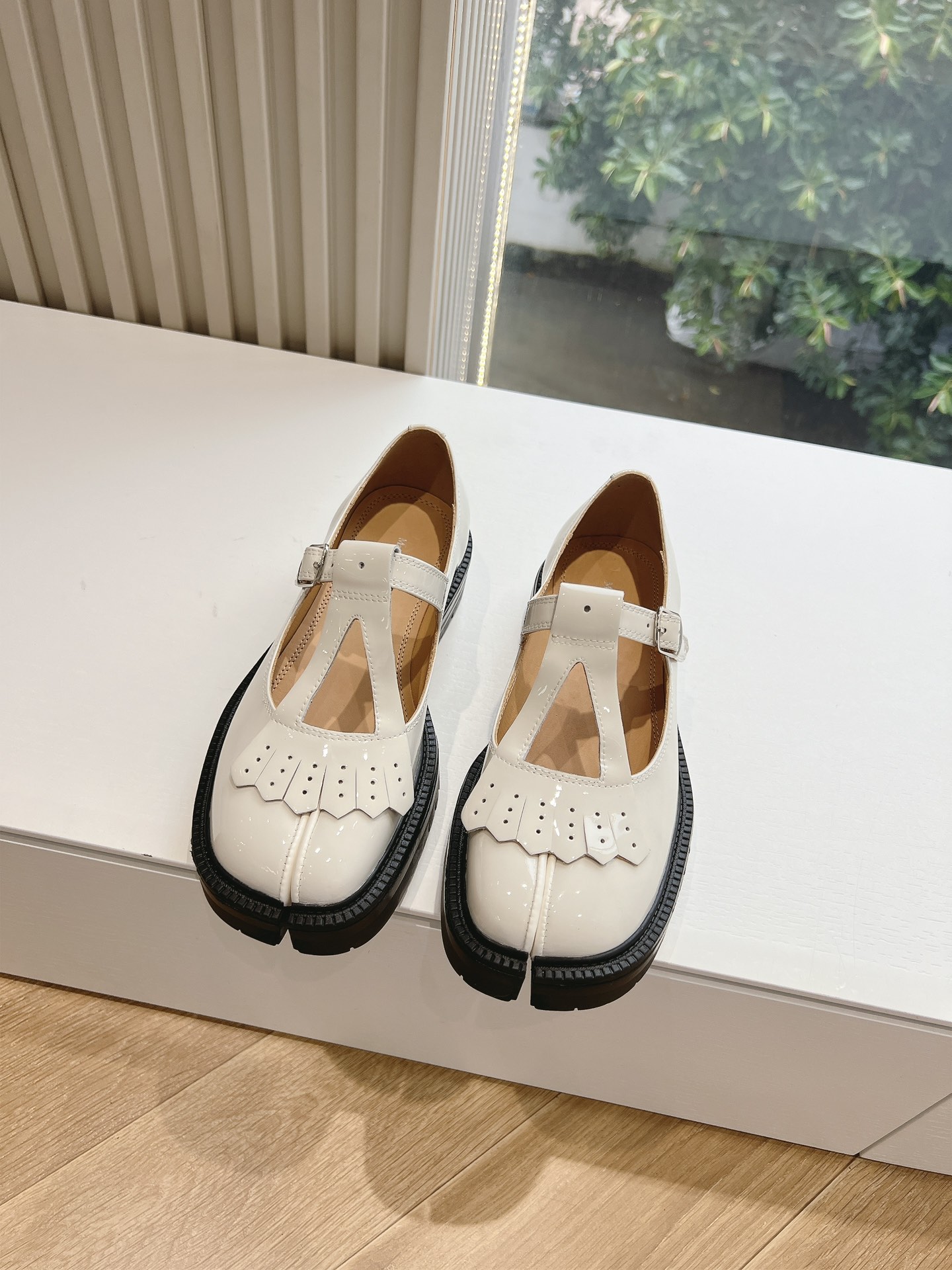 NO:722283,G012 Purchasing Level Maison Margiela Maison Margiela MM6 Tabi Split-Toe Shoes Exclusive New Product The Highest Version Buyer Purchasing 1:1 Perfect Replica Mary Jane Thick-soled Split-Toe Tabi Sandals Original Open-Mold Double-layered Genuine Leather Soles Original Lasted Shoes are very generous and can be easily matched with various styles The good news for short legs The upper body instantly becomes longer legs in an instant The upper body is not constrained by conventions, you can be yourself as you like ~ Fried chicken on the feet is soft and comfortable  Upper imported open-edge beaded cowhide, original genuine leather lining, original molded outsole Size 35-40 (40/fixed, non-returnable, non-exchangeable), split-toe shoes, masion margiela, sandals, mary jane, cowhide19860909G012代购级别 Maison Margiela 玛吉拉MM6家tabi分趾鞋独家新品最高版本买手代购1:1完美复刻 玛丽珍厚底分趾tabi凉鞋单鞋 原版开模双层真皮鞋底 原版套楦鞋型很大方 搭配各种风格都轻松驾驭 小短腿的福音 上身瞬间秒变大长腿 上脚不被常规所拘束,随心所欲做自己～上脚炒鸡柔软舒适 鞋面进口开边珠牛皮 内里原版真皮 大底原版开模鞋底 Size35-40（40/定不退不换）,分趾鞋,masion margiela,sandals,mary jane,cowhide,Women's Shoes