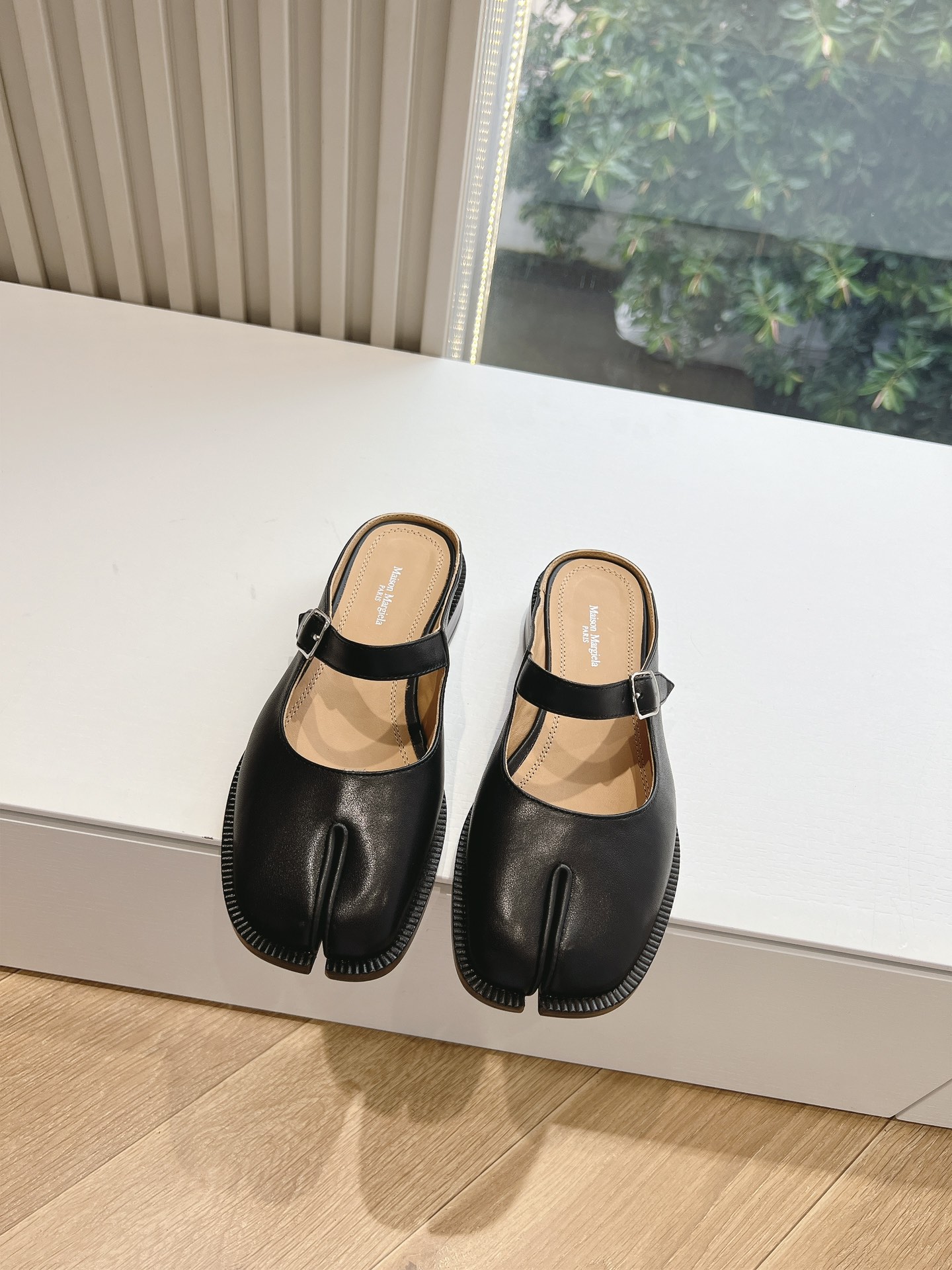 NO:722288,G012 Purchasing Level Maison Margiela Maison Margiela MM6 Tabi Split-Toe Shoes Exclusive New Product The Highest Version Buyer Purchasing 1:1 Perfect Replica Mary Jane Thick-soled Split-Toe Tabi Sandals Original Open-Mold Double-layered Genuine Leather Soles Original Lasted Shoes are very generous and can be easily matched with various styles The good news for short legs The upper body instantly becomes longer legs in an instant The upper body is not constrained by conventions, you can be yourself as you like ~ Fried chicken on the feet is soft and comfortable  Imported cowhide for the upper, original genuine leather lining, original genuine leather outsole, Size 35-40 (40/fixed, non-returnable, non-exchangeable), split-toe shoes, masion margiela, sandals, mary jane, cowhide19860909G012代购级别 Maison Margiela 玛吉拉MM6家tabi分趾鞋独家新品最高版本买手代购1:1完美复刻 玛丽珍厚底分趾tabi凉鞋单鞋 原版开模双层真皮鞋底 原版套楦鞋型很大方 搭配各种风格都轻松驾驭 小短腿的福音 上身瞬间秒变大长腿 上脚不被常规所拘束,随心所欲做自己～上脚炒鸡柔软舒适 鞋面进口牛皮 内里原版真皮 大底原版真皮鞋底 Size35-40（40/定不退不换）,分趾鞋,masion margiela,sandals,mary jane,cowhide,Women's Shoes