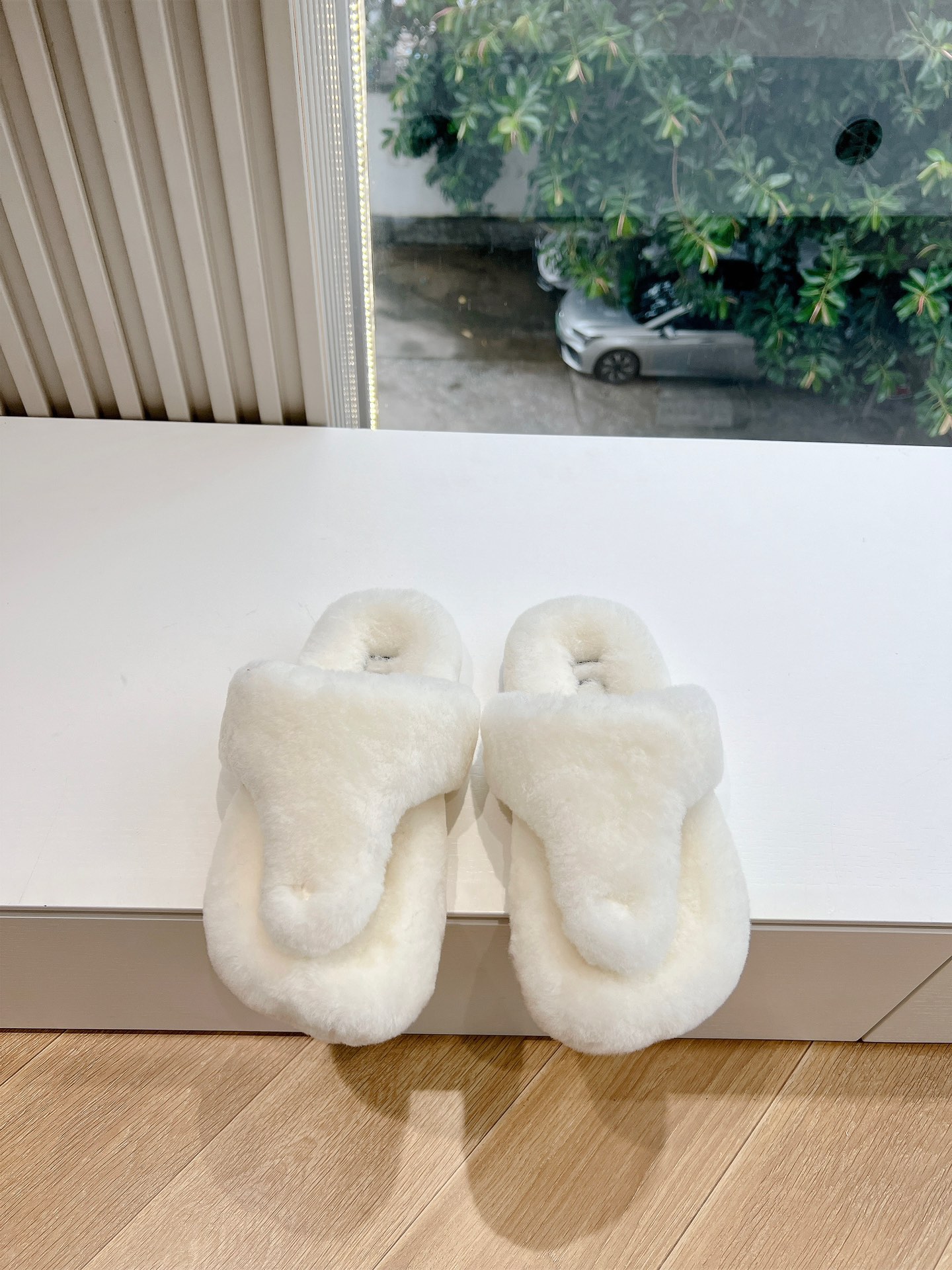 Loewe Campo2024毛毛鞋棉鞋拖鞋Loewe全新Campo来自2024早春秀场延续品牌设计师Jonathan Anderson一贯的玩味主义色彩