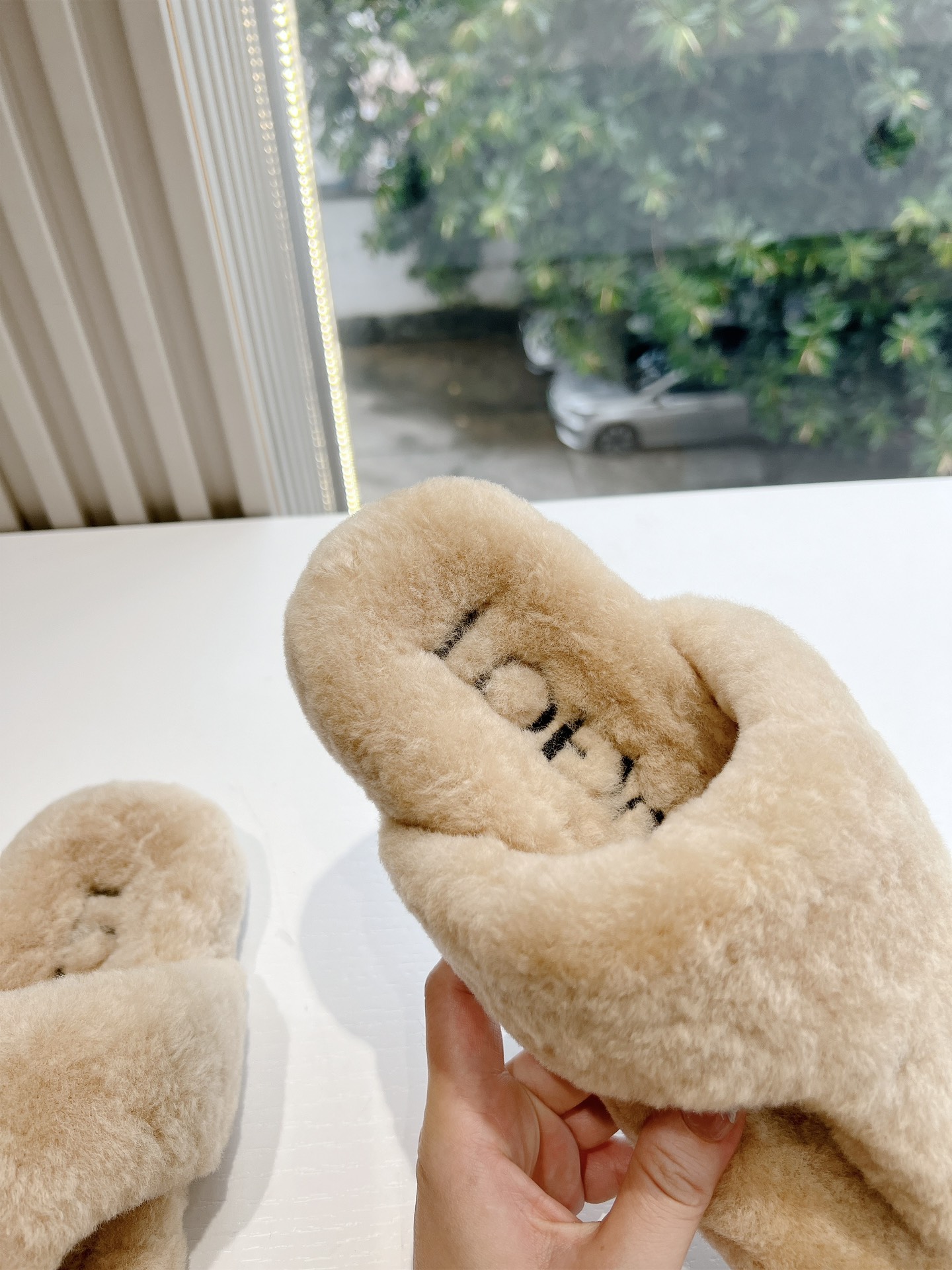Loewe Campo2024毛毛鞋棉鞋拖鞋Loewe全新Campo来自2024早春秀场延续品牌设计师Jonathan Anderson一贯的玩味主义色彩
