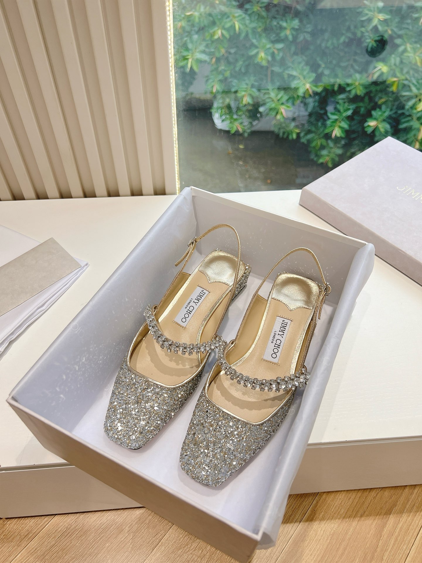 NO:440736,G987 JimmyCho* Jimmy Week 24s Early Spring Product Top Version Square-Headed Rhinestone Single Shoes This is so fairy-like. Rhinestones are as vivid as artworks, very gentle and fairy-like, as if you can smell the fragrance of flowers! A fashionable fairy-style outfit, casually paired with a pair of shorts can show your fairy-like spirit!  !  The upper orchids are handmade, and each pair of shoes takes one week to make. The flowers can be pinched into their favorite shapes by themselves, and are the finishing touch of the overall shape. The horseshoe heel design is neat and stylish, and is made of Napa lambskin material, soft and comfortable to walk without any pressure!  !  Special material, inner sheepskin inner footbed, outsole imported from Italy, genuine leather sole, heel height is about 2CM, size: 35-39/40/41 Customized, no return or replacement, high heels, jimmy choo, jimmy choo, high heels, shorts, sheepskin19860909G987JimmyCho*吉米周24s早春爆品 顶版 方头水钻单鞋 这也太仙了叭,水钻像艺术品一样很生动形象,很温柔很仙女,仿佛能闻到花的香气!时尚的仙女风穿搭,随意搭配上一条短裤都能尽显仙气飘飘！！鞋面兰花是手工制作的,每双鞋子的需要一周才能制作而成 花朵是可以自己捏成喜欢的形状,是整体造型搭配的点睛之笔 马蹄跟设计,利落且有型,采用纳帕小羊皮材质,柔软且舒适行走毫无压力！！ 材质特殊材质 内里羊皮内里垫脚  大底意大利进口真皮底  跟高约2CM  码数:35-39/40/41定制不退不换,高跟鞋,jimmy choo,jimmy choo,high heels,shorts,sheepskin,Women's Shoes