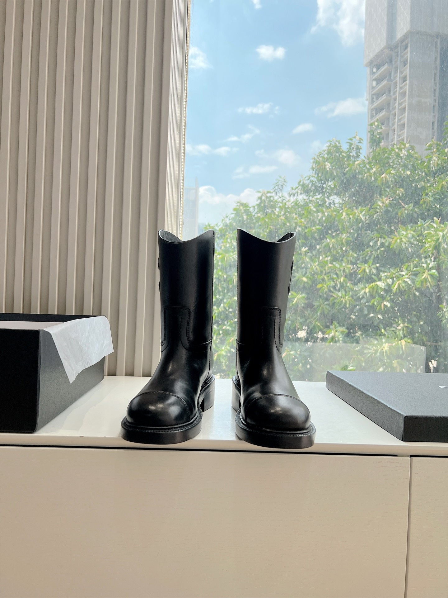 NO:461835,G027CHANEL Chanel's new autumn and winter letter knight boots. This knight boot is really a representative of handsome and fashionable. The Chanel letters are embellished with low-key and luxurious!  Simple, fashionable, personal and grand!  Natural and smooth beauty, a kind of beauty that stuns the time, and long legs should be displayed in winter~ Imported calfskin with water dyed cowhide inside, heel height is about 3cm, size 35-39 (40,41 custom made without return) Soles Italian leather soles, boots, chanel, chanel, boots, cowhide, Leather soles19860909G027CHANEL 香奈儿*小香秋冬新款字母骑士靴这款骑士靴真的是帅气时尚的代表,靴筒Chanel字母点缀 低调不失奢华！简约时尚个性又大气！自然流畅的美感,有种惊艳了时光的美感,冬日也要展现大长腿～ 鞋面进口小牛皮 内里水染牛皮里 跟高约3cm 码数35-39（40,41定制不退换） 鞋底意大利真皮大底,靴子,chanel,chanel,boots,cowhide,Leather soles,Women's Shoes