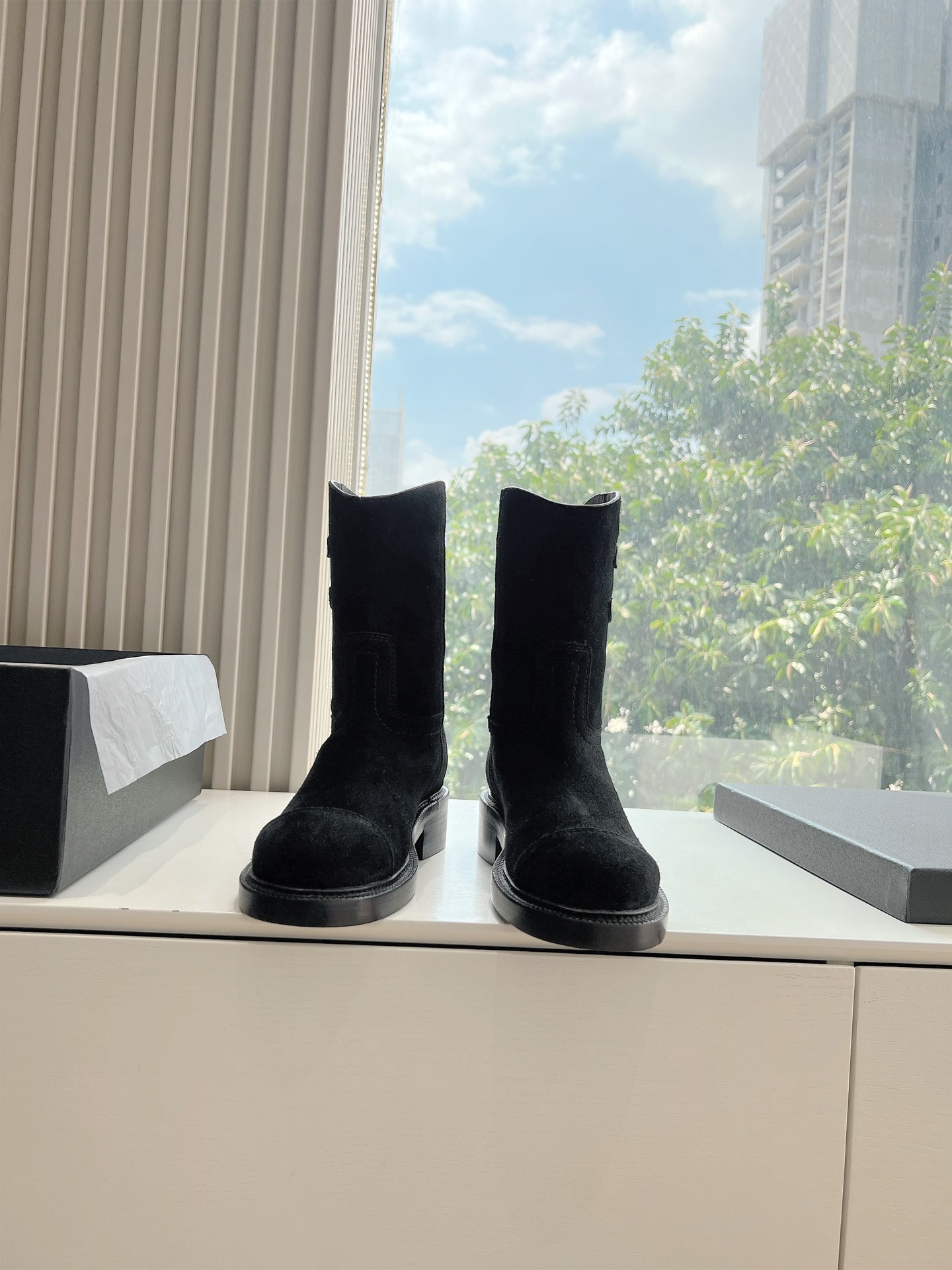 NO:461842,G027CHANEL Chanel's new autumn and winter letter knight boots. This knight boot is really a representative of handsome and fashionable. The Chanel letters are embellished with low-key and luxurious!  Simple, fashionable, personal and grand!  Natural and smooth beauty, a kind of beauty that stuns the time, and long legs should be displayed in winter~ Imported frosted cowhide on the upper, water-dyed cowhide inside, heel height about 3cm, size 35-39 (40,41 custom made without return) Soles Italian leather soles, boots, chanel, chanel, boots, cowhide, Leather soles19860909G027CHANEL 香奈儿*小香秋冬新款字母骑士靴这款骑士靴真的是帅气时尚的代表,靴筒Chanel字母点缀 低调不失奢华！简约时尚个性又大气！自然流畅的美感,有种惊艳了时光的美感,冬日也要展现大长腿～ 鞋面进口磨砂牛皮 内里水染牛皮里 跟高约3cm 码数35-39（40,41定制不退换） 鞋底意大利真皮大底,靴子,chanel,chanel,boots,cowhide,Leather soles,Women's Shoes