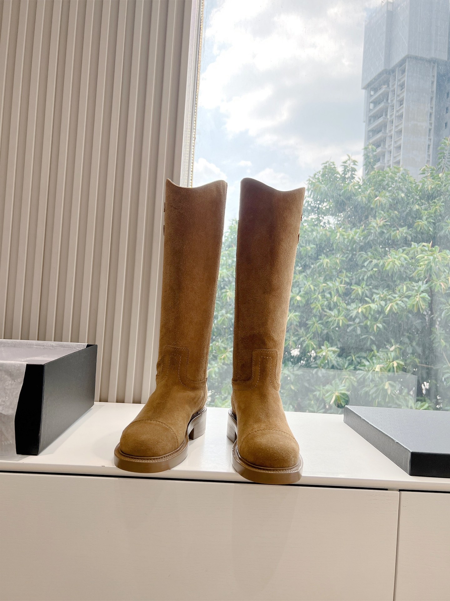 NO:461849,G027CHANEL Chanel's new autumn and winter letter knight boots. This knight boot is really a representative of handsome and fashionable. The Chanel letters are embellished with low-key and luxurious!  Simple, fashionable, personal and grand!  Natural and smooth beauty, a kind of beauty that stuns the time, and long legs should be displayed in winter~ Imported calfskin with water dyed cowhide inside, heel height is about 3cm, size 35-39 (40,41 custom made without return) Soles Italian leather soles, boots, chanel, chanel, boots, cowhide, Leather soles19860909G027CHANEL 香奈儿*小香秋冬新款字母骑士靴这款骑士靴真的是帅气时尚的代表,靴筒Chanel字母点缀 低调不失奢华！简约时尚个性又大气！自然流畅的美感,有种惊艳了时光的美感,冬日也要展现大长腿～ 鞋面进口小牛皮 内里水染牛皮里 跟高约3cm 码数35-39（40,41定制不退换） 鞋底意大利真皮大底,靴子,chanel,chanel,boots,cowhide,Leather soles,Women's Shoes