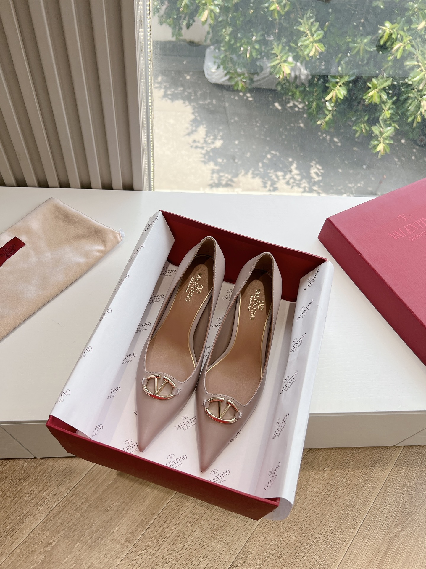 NO:246995,(Top version) Valentino Classic Summer VLOGO SIGNATURE Flat-soled pointed-toe shoes. The shoe shape is smooth. The style is super comfortable on the feet. Increase height. Slimming. Extended leg lines. Exclusive top version ZP development One-to-one shoe material customization. Comfort on the feet. Increase height. Slimming. Extended leg lines. Extended leg lines. Extended top version ZP development One-to-one shoe material customization. Original cowhide inner lining. Sole heavy craftsmanship leather outsole. Size 35-39 (40.41 customization, no return or replacement), high heels, valentino, sandals, high heels, cowhide, Leather soles19860909（顶级版本） 华伦天奴经典夏VLOGO SIGNATURE平底尖头单鞋 鞋型线条流畅.版型超赞上脚舒适.增高.显瘦.拉长腿部线条 独家顶级版 ZP开发 一比一鞋材定制 上脚舒适.增高.显瘦.拉长腿部线条 独家顶级版 ZP开发 一比一鞋材定制 鞋面原版牛皮 内里原版内里 鞋底重工艺真皮大底 尺码35-39 (40.41定制不退不换),高跟鞋凉鞋,valentino,sandals,high heels,cowhide,Leather soles,Women's Shoes