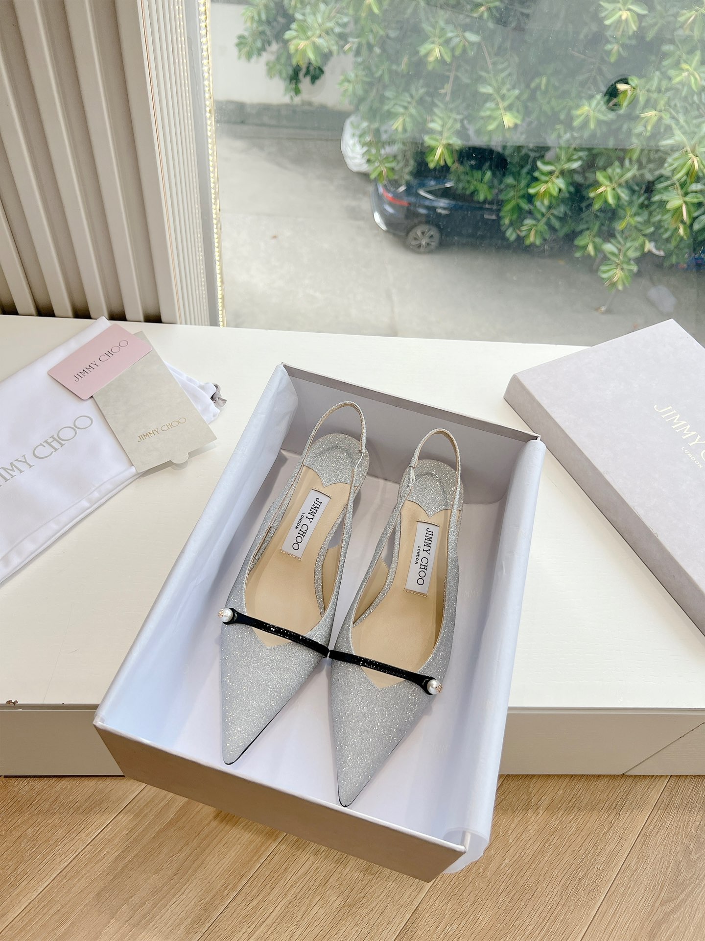 NO:440749,G887 JimmyCho* Jimmy Week 24s Early Spring Top Edition Pointed Flower High Heels This is so fairy-like, flowers as beautiful as artwork, very vivid, very gentle and fairy-like, as if you can smell the fragrance of flowers! A fashionable fairy-style outfit, casually paired with a pair of shorts can show your fairy-like spirit!  !  The upper orchids are handmade. The flowers of each pair of shoes take a week to make. The flowers can be pinched into their favorite shapes by themselves, and are the finishing touch of the overall shape. The horseshoe heel design is neat and stylish, and is made of Napa lambskin material, soft and comfortable to walk without any pressure!  !  Material patent leather inner sheepskin inner footbed outsole imported from Italy genuine leather sole heel height 6.5cm Size: 35-39/40 Customized non-return or replacement, high heels, jimmy choo, jimmy choo, high heels, shorts, sheepskin19860909G887JimmyCho*吉米周24s早春爆品 顶版 尖头花朵高跟鞋  这也太仙了叭,像艺术品一样美到窒息的花朵,很生动形象,很温柔很仙女,仿佛能闻到花的香气!时尚的仙女风穿搭,随意搭配上一条短裤都能尽显仙气飘飘！！鞋面兰花是手工制作的,每双鞋子的花朵需要一周才能制作而成 花朵是可以自己捏成喜欢的形状,是整体造型搭配的点睛之笔 马蹄跟设计,利落且有型,采用纳帕小羊皮材质,柔软且舒适行走毫无压力！！ 材质漆皮 内里羊皮内里垫脚  大底意大利进口真皮底  跟高6.5cm 码数:35-39/40定制不退不换,高跟鞋,jimmy choo,jimmy choo,high heels,shorts,sheepskin,Women's Shoes