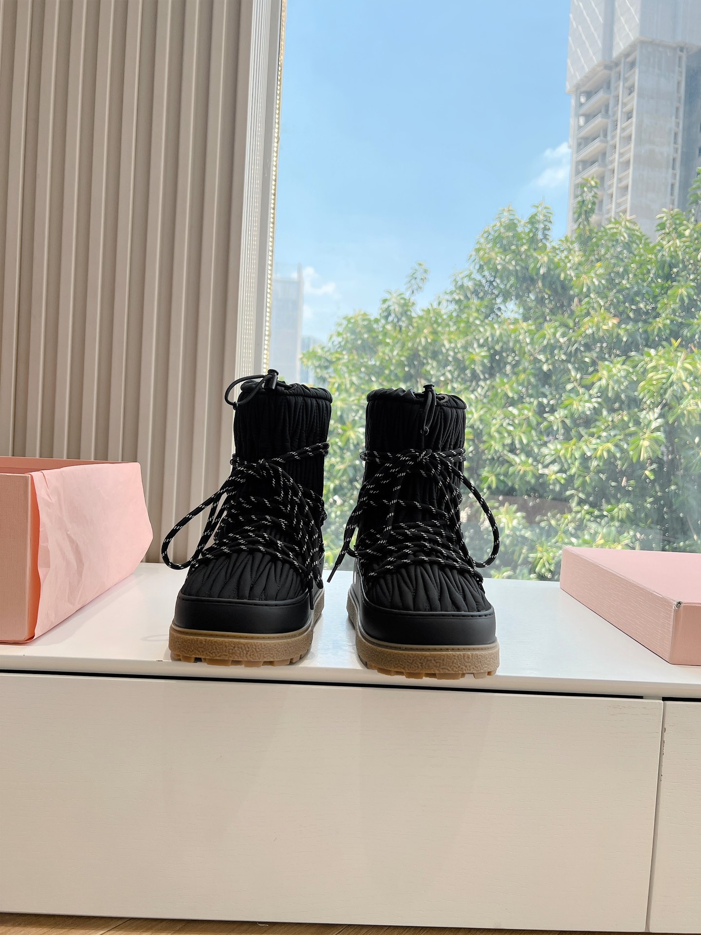 NO:577789,G024 Purchasing Level Exclusive Premiere miumiu Miu Miu Snow Boots 2025 Autumn and Winter New Cotton Shoes Detail Close-up of Miu Miu Series Trend Elements of the New Season Collide with the Loved Concepts of the Moment to Convey Modern Style~ It looks good no matter how you wear it. This summer’s fashionista’s favorite. Doesn’t look very comfortable. Super comfortable on the feet. Imported fabric, cotton lining, outsole, original molded sole  Size 35-40 (40/customized, non-refundable), snow boots, miumiu, boots19860909G024代购级别独家首发miumiu缪缪雪地靴2025秋冬新款棉鞋单鞋来自Miu Miu系列的细节特写 新季的潮流要素 与此刻挚爱的概念,多元对撞,传达现代风格~ 怎么穿都好看今夏时髦精最爱 看起来不怎么舒服 上脚超级舒服 面料进口布 内里棉里 大底原版开模鞋底 码数35-40（40/订做不退换）,雪地靴,miumiu,boots,Women's Shoes