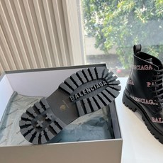 顶级版本G0193𝐁𝐚𝐥𝐞𝐧𝐜𝐢𝐚𝐠𝐚 𝐧𝐞𝐰 巴黎世家|全新秋冬情侣高帮 破洞做旧复古风格,以崭新视角演绎“中古风 顶级版本G0193𝐁𝐚𝐥𝐞𝐧𝐜𝐢𝐚𝐠𝐚 𝐧𝐞𝐰 巴黎世家|全新秋冬情侣高帮 破洞做旧复古风格,以崭新视角演绎“中古风