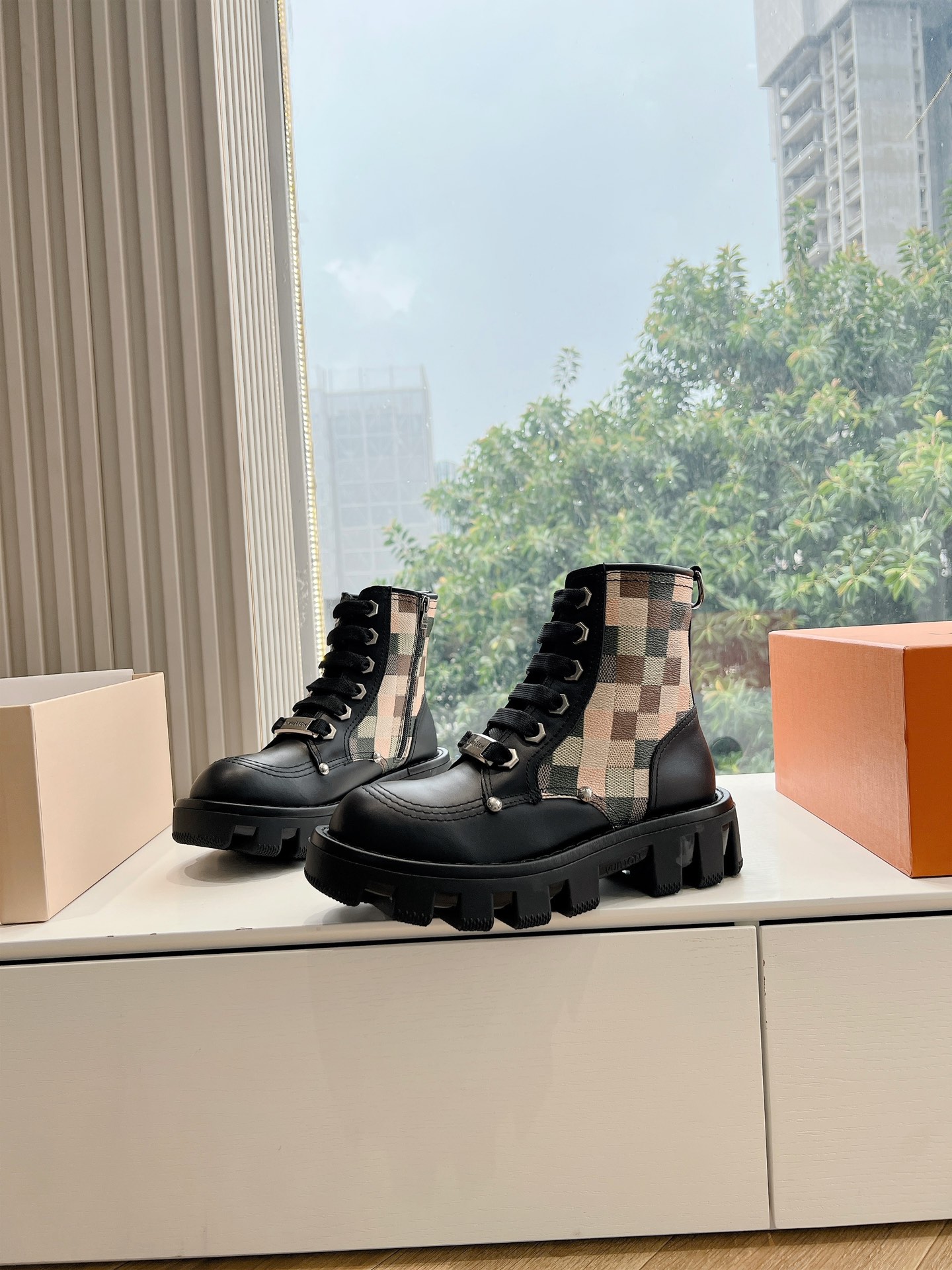 G199高版LV路易威登L家 驴牌 24ss 秋冬CHECKER系列 厚底 短靴 马丁靴 及踝 情侣款靴 2